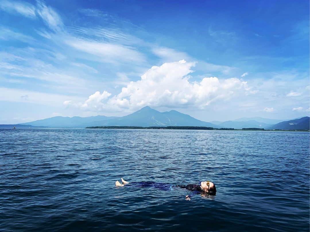 のインスタグラム：「夏は東京から脱出したい🌞 (冬も🏂) . 最近本当に2拠点生活したいと感じてます🏡 山の近くの別荘欲しい . . #猪苗代湖　#福島　#ウェイクボード　#ボート　#磐梯山　#夏　#japan #lake #boat #boatlife #summer #chilling #wakeboarding #tan #sun #bluesky #holiday #vacay #vacation #roxy #oakley」