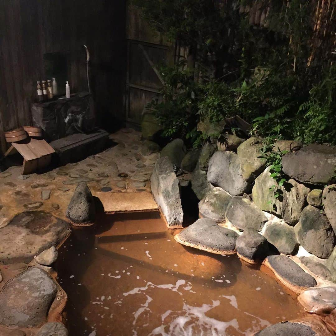 鈴木夏未さんのインスタグラム写真 - (鈴木夏未Instagram)「壱岐島にある平山旅館、  月の間というお部屋に泊まって こういう時期だから露天風呂付き客室の温泉を楽しみました  鉄分たっぷりの露天風呂の温泉はしょっぱいです  息子と温泉に浸かりながら、 シャー！と かけ合いになったときに、 お互い「しょっぱい！」と驚きました  露天風呂の脇にある階段をのぼると 壱岐の隠れた名所？水神様の鳥居があります！  風情があって素敵な温泉でした  ・  露天風呂に1日の間、朝、朝、朝、夕、夜、深夜、深夜 って、一体、何回私は入った？  部屋にいるより露天風呂周辺にいたイメージです  1日、たぶん7回以上は温泉に浸かりました◎  平山旅館の温泉は、何度も何度も入りたくなります❤︎  ・   浸かりながら見上げる木々の間から 空と鳥居と虫たち、贅沢な視界でした  ◆  温泉の温度は高いので 私は水でうめないと入れません  ・  加えて、昼夜問わず 虫たちが親友のように飛んできます  ・  虫嫌いだけど、ここまで自然が豊かだと、 来て当然かなと思えるほど、いろいろ飛んでくるし、 ハエらしき虫のサイズ感が大きすぎて、 最初、何の虫かわかりませんでした  ・  足湯だけでも至福の時間☆★  ・  足湯中に主人はカニとトカゲを見たそうです❤︎  ・ ・ ・ #壱岐島  #鳥居のある景色  #足湯  #温泉  #平山旅館  #月の間  #トカゲ  #カニ  #虫  #親友  #水神 #鉄分温泉 #露天風呂付き客室 #しょっぱい温泉 #壱岐  #隠れた名所 #鳥居のある風景」8月13日 8時09分 - natyumisuzuki