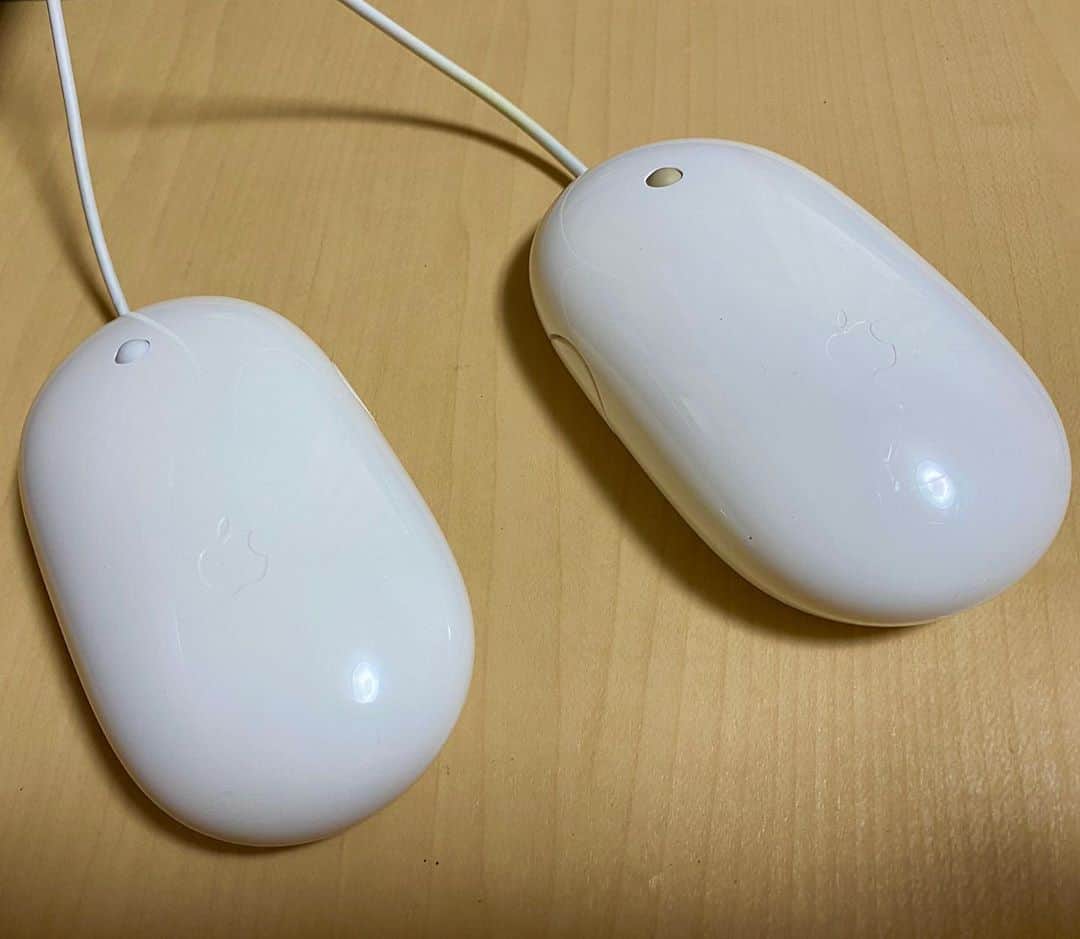 谷本貴義のインスタグラム：「2009年からずっと使ってきたマウス🐭 2回手術して延命してきたけど底が削れてもはや厳しいので新しいのに変えたよ。  ということでバトンタッチの儀。  11年間の僕の作品はこの子ががんばってつくってくれました！ しばらくマウスを手に持つことができなかった時期からも無事に再起させてくれた子でもあるのです！  11年間ご苦労さま♪ でもいずれは底面手術して別件で働いてもらうけどね！   #ものにも愛が宿ってるんだよ」