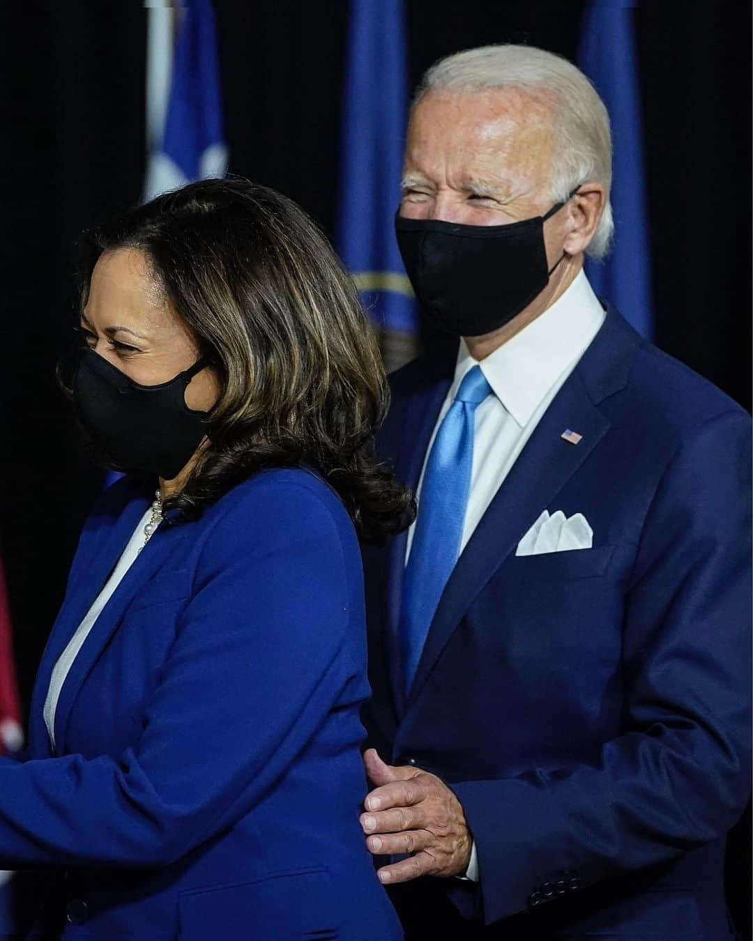 Just Jaredさんのインスタグラム写真 - (Just JaredInstagram)「Kamala Harris and Joe Biden wear their masks while arriving for their first joint speech in Delaware, just a day after Kamala was named Joe’s VP pick #JoeBiden #KamalaHarris #JillBiden #DouglasEmhoff Photos: Getty」8月13日 8時11分 - justjared