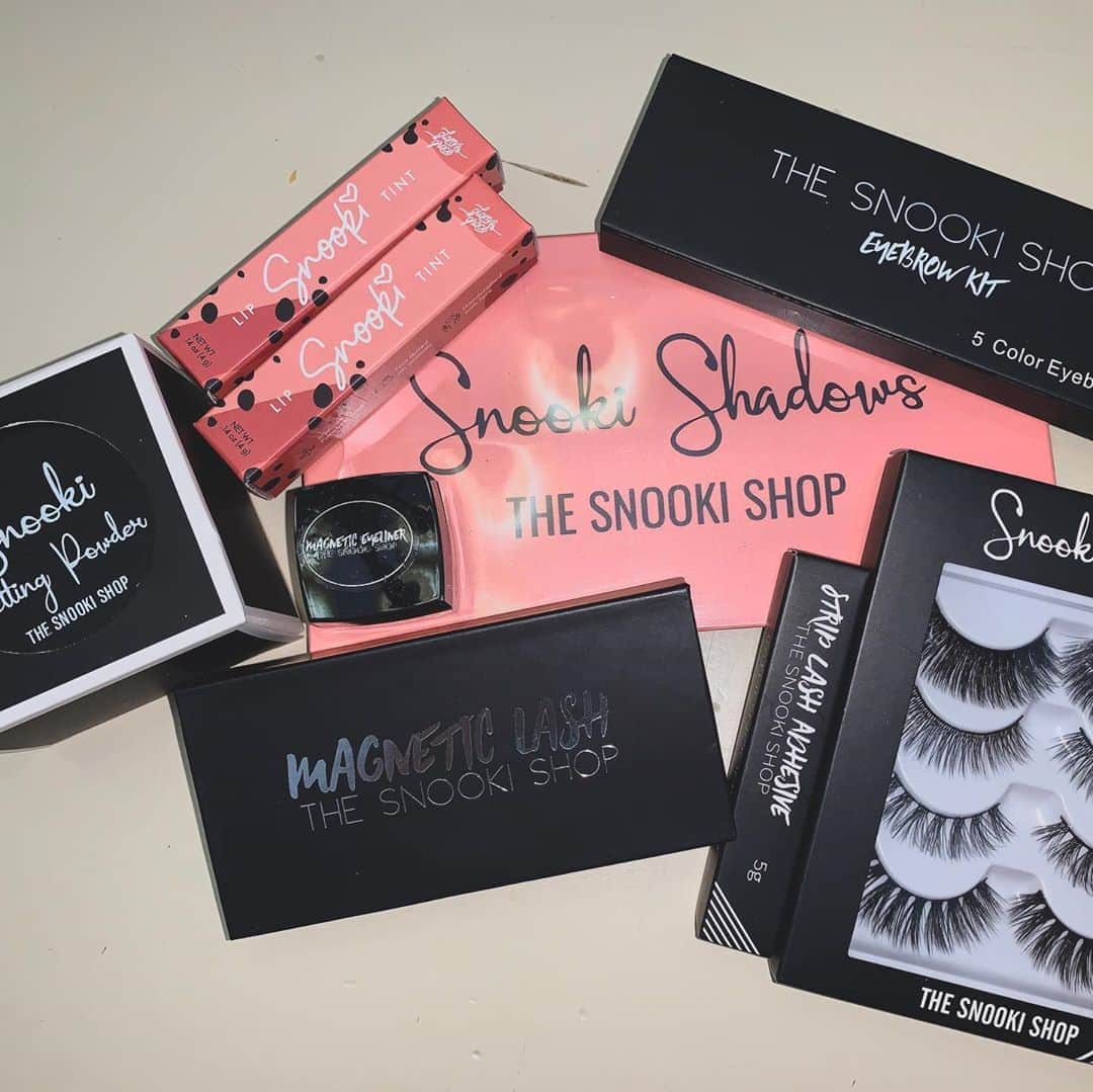 ニコール・ ポリッツィさんのインスタグラム写真 - (ニコール・ ポリッツィInstagram)「GIVEAWAY TIME MAWMA’S💋🖤 I’m choosing 3 winners to receive some Snooki Shop Goodies🥰 Snooki Shadow Palette, Snooki Setting Powder, Snooki Lash Set, Lash Liner Glue, Snooki Balm, Magnetic Lash Set, Magnetic Gel Liner, & Snooki Eyebrow Kit🔥 TO ENTER: tag 3 of your MAWMA’S & follow my shop- @thesnookishop 💋 MAY THE ODDS BE EVER IN YOUR FAVOR 💁🏽‍♀️ #thesnookishop #giveaway   WINNERS🔥 Congrats to @nisrine100 , @misty.mitchell.52 , @estaley97 💋💋」8月13日 8時12分 - snooki