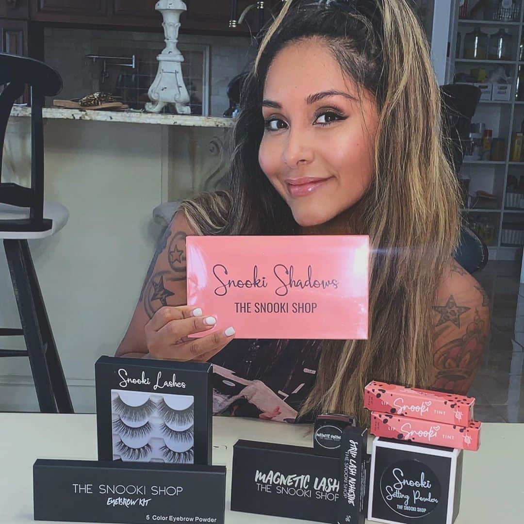ニコール・ ポリッツィのインスタグラム：「GIVEAWAY TIME MAWMA’S💋🖤 I’m choosing 3 winners to receive some Snooki Shop Goodies🥰 Snooki Shadow Palette, Snooki Setting Powder, Snooki Lash Set, Lash Liner Glue, Snooki Balm, Magnetic Lash Set, Magnetic Gel Liner, & Snooki Eyebrow Kit🔥 TO ENTER: tag 3 of your MAWMA’S & follow my shop- @thesnookishop 💋 MAY THE ODDS BE EVER IN YOUR FAVOR 💁🏽‍♀️ #thesnookishop #giveaway   WINNERS🔥 Congrats to @nisrine100 , @misty.mitchell.52 , @estaley97 💋💋」