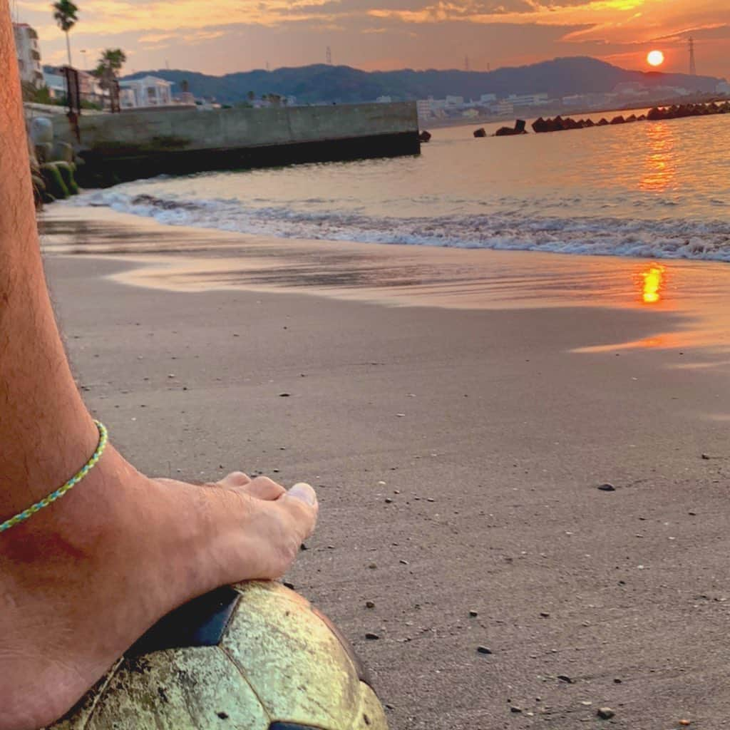 石川直宏さんのインスタグラム写真 - (石川直宏Instagram)「おはようございます☀ 大好きな地元の海で日の出と共に⚽️ パワーもらった〜👏✨ 最高🤙 . . #地元 #横須賀 #Yokosuka #日の出 #sunrise」8月13日 8時21分 - sgss.18