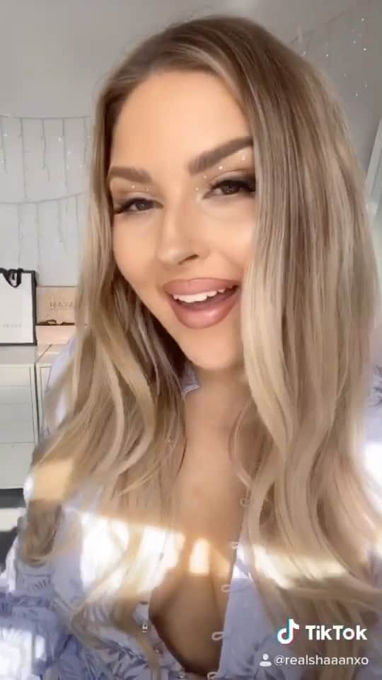 Shannonのインスタグラム：「I forgot to say THANK YOU for all of the birthday wishes 💞🥰 love you guys so much! I went and watched some of my videos from when I was 18.... how has it been 10 years lmfaohelp 🤪 tut on this look is up on my YT! 🎥 https://youtu.be/IXMGVdvST0s」
