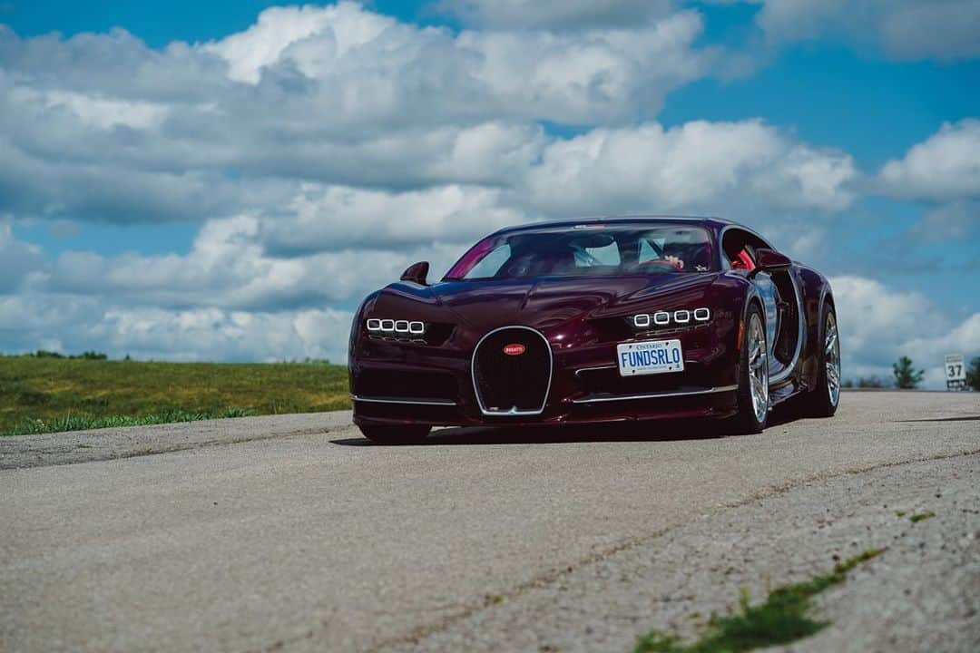 CarsWithoutLimitsさんのインスタグラム写真 - (CarsWithoutLimitsInstagram)「Red Carbon Bugatti Chiron 🍇 Owner @hapyhipi @misshipi_66  Photo @paulsaini_   #carswithoutlimits #bugatti」8月13日 8時27分 - carswithoutlimits