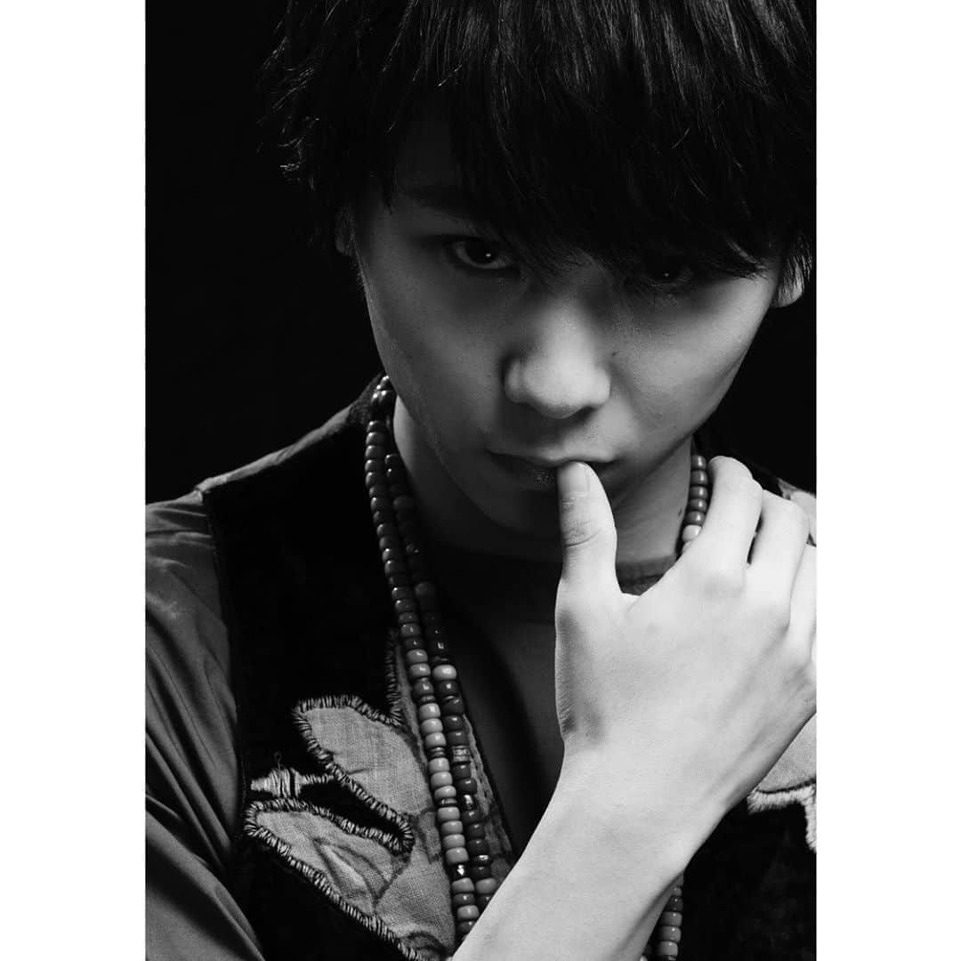 須賀健太のインスタグラム：「2016. こんなのも見つけました。 たぶん"顔周りに手を置くと映える"を知り始めた時期ですね。笑  #photography  #映える と思っている #いまだによくやります #何枚か出してきます #恥ずかしい」