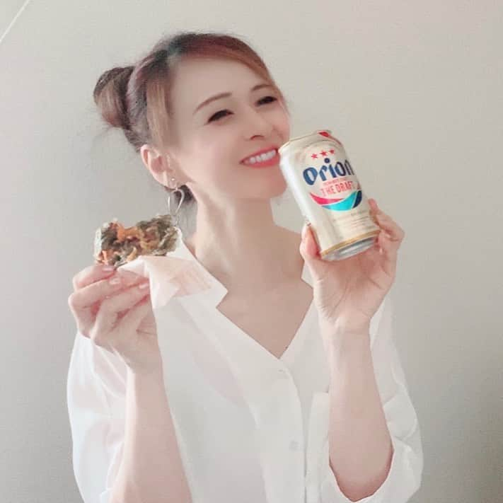 里井真由美さんのインスタグラム写真 - (里井真由美Instagram)「#beer #orion #orionbeer #okinawa 沖縄名産❗️オリオンビールと もずく天ぷらで 沖縄へ旅行気分でございます〜✈️😆🌈 ・ ・ シュワッとオリオンビール🍺沖縄の生もずくは 天ぷら用の衣混ぜてサッと揚げてます♡ ・ ・ 銀座一丁目「わした銀座店」でオリオンビールも 沖縄生もずくも買えますし、お取り寄せも可能です🤗 ・ ・ ちなみに♪ご自宅で揚げ物をしづらい方は「もずくの天ぷら」も店内で買えまーす♪ ・ ・ 先日、テレビ東京「なないろ日和」に出演させて頂き、全国のアンテナショップをご紹介させて頂きました。 沖縄のお店もそのひとつです😊 ・ ・ 🔻webサイト「たのしいお酒.jp」 「里井真由美の耳よりグルメ」にて 連載記事も公開されています♪ 🔻 https://tanoshiiosake.jp/7075 🔻 @tanoshiiosake.jp  ・ ・ ・  今年の夏は、ご自宅でのんびり〜という方も多いかもしれません♡地方の名産品を飲んで食べて 旅行気分に浸るのもありかと〜♡😆 ・ ・ 夏、本番‼️ 今日も全国的に暑くなりそう。 お身体にお気をつけて♡ 素敵な1日になりますように ・ ・ ・ #たのしいお酒jp #たのしいお酒#おいしい#たび#名産#沖縄名産#sake#sakestagram #japanesegirl #japan#japanese #drink#里井真由美#沖縄#オリオンビール#旅行好き #フードジャーナリスト里井真由美 #さといいね#モンブラン#和栗#栗#japan_of_insta」8月13日 8時36分 - mayumi.satoi