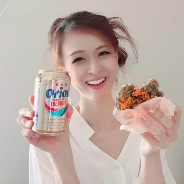 里井真由美さんのインスタグラム写真 - (里井真由美Instagram)「#beer #orion #orionbeer #okinawa 沖縄名産❗️オリオンビールと もずく天ぷらで 沖縄へ旅行気分でございます〜✈️😆🌈 ・ ・ シュワッとオリオンビール🍺沖縄の生もずくは 天ぷら用の衣混ぜてサッと揚げてます♡ ・ ・ 銀座一丁目「わした銀座店」でオリオンビールも 沖縄生もずくも買えますし、お取り寄せも可能です🤗 ・ ・ ちなみに♪ご自宅で揚げ物をしづらい方は「もずくの天ぷら」も店内で買えまーす♪ ・ ・ 先日、テレビ東京「なないろ日和」に出演させて頂き、全国のアンテナショップをご紹介させて頂きました。 沖縄のお店もそのひとつです😊 ・ ・ 🔻webサイト「たのしいお酒.jp」 「里井真由美の耳よりグルメ」にて 連載記事も公開されています♪ 🔻 https://tanoshiiosake.jp/7075 🔻 @tanoshiiosake.jp  ・ ・ ・  今年の夏は、ご自宅でのんびり〜という方も多いかもしれません♡地方の名産品を飲んで食べて 旅行気分に浸るのもありかと〜♡😆 ・ ・ 夏、本番‼️ 今日も全国的に暑くなりそう。 お身体にお気をつけて♡ 素敵な1日になりますように ・ ・ ・ #たのしいお酒jp #たのしいお酒#おいしい#たび#名産#沖縄名産#sake#sakestagram #japanesegirl #japan#japanese #drink#里井真由美#沖縄#オリオンビール#旅行好き #フードジャーナリスト里井真由美 #さといいね#モンブラン#和栗#栗#japan_of_insta」8月13日 8時36分 - mayumi.satoi