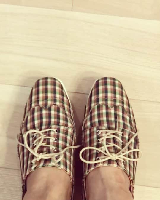 ダンドイ舞莉花のインスタグラム：「Nice shoes take you to nice places.  素敵な靴は素敵な場所に連れてってくれる。  って私は昔から自分に言い聞かせてるんだよね👠  そう信じたい。  これからどんな所に行くんだろう。その時はどんな想いだろう。  かわいい靴履くと気分も上がるよね😌  #nuovo #newshoes #はきごこち抜群 #チェック #shoes #japan #cuteshoes #靴 #おにゅー」
