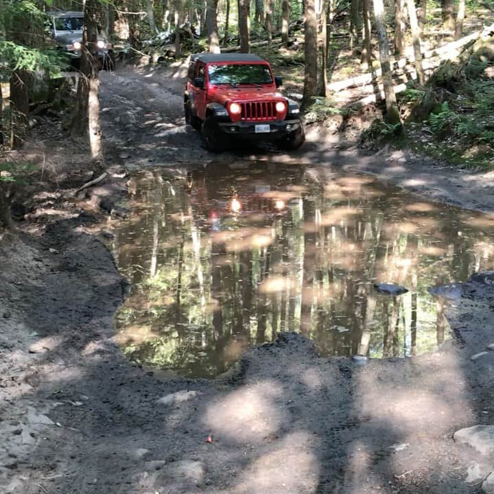 アンドレイ・ロゴジンのインスタグラム：「Some off-road mud fun in the Jeep! Got stuck a bit on last vid 😜  ⠀⠀⠀⠀⠀⠀⠀⠀⠀ Nina And I decided to test our skills on the trail because whats a better way to social distance now a days than go to a remote location in a forest and try not to get stuck  haha  ⠀⠀⠀⠀⠀⠀⠀⠀⠀  #redjeep #offroad #jeep #wrangler #redjeepwrangler #redwrangler #jeepwrangler #jl #2door #2doorjeep #concessionlaketrail」