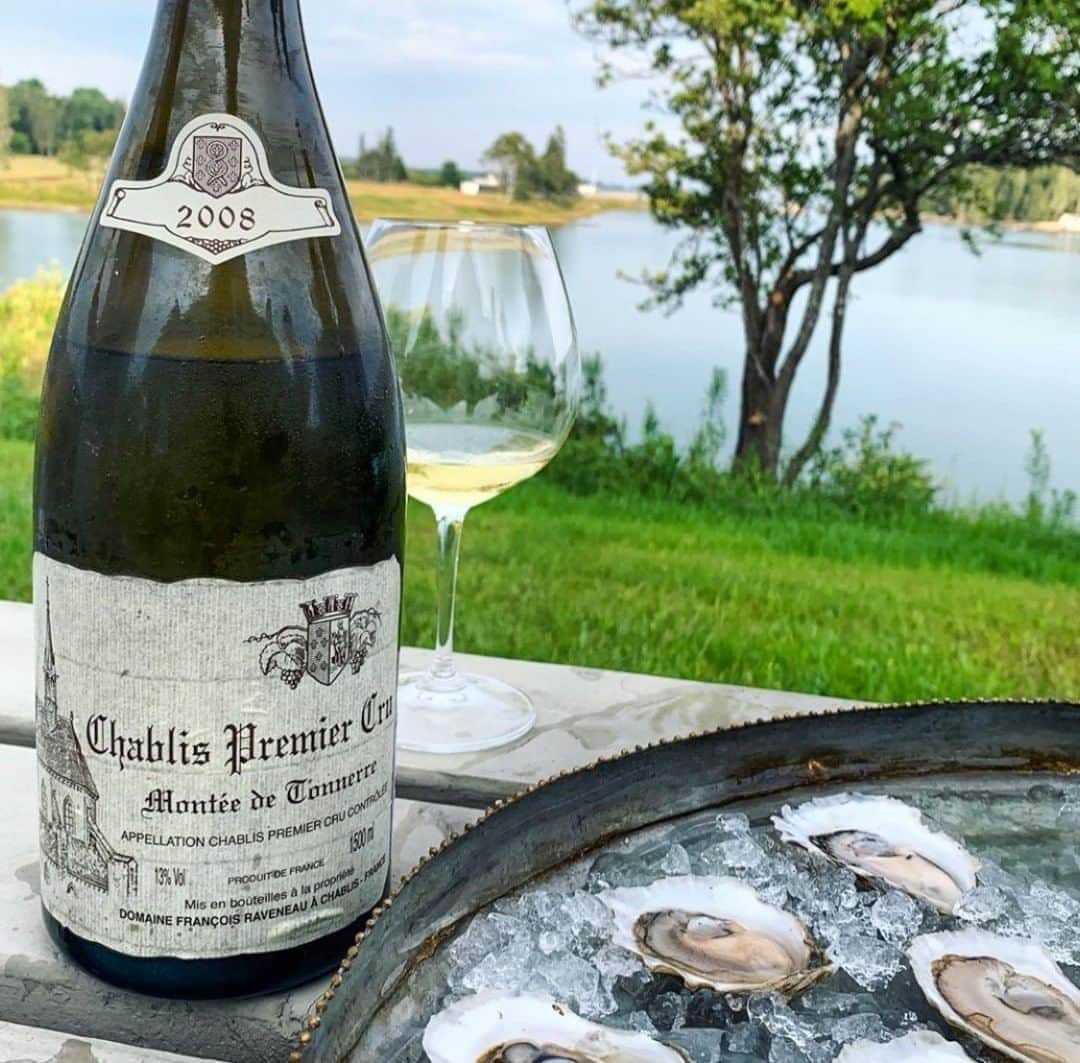 Food & Wineさんのインスタグラム写真 - (Food & WineInstagram)「Extremely jealous about every aspect of Executive Wine Editor @rayisle's vacation right now. Pro tip: apparently Chablis goes really well with oysters. 🙃 #howisummer」8月13日 8時45分 - foodandwine