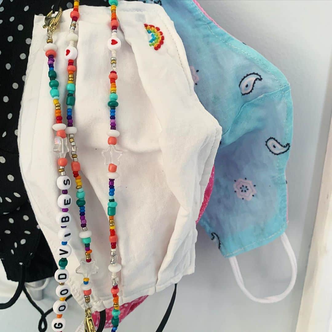 グレイシー・ドジーニーのインスタグラム：「my shag rug will forever be full of seed beads...but I’m not mad about it when the #masklace outcome is this cute! 🥰 #beadsonbeadsonbeads」