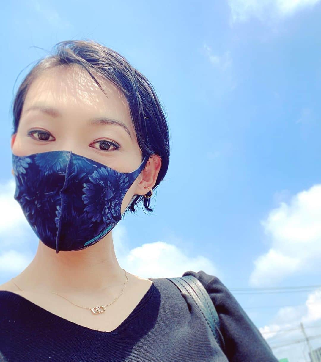 のインスタグラム：「お気に入りのある日のマスク🌸🌸🌸  なかなかおしゃれをして出かけるってことが最近ないから、せめてマスクでテンションをあげる✨☺️  今日も水分補給しっかりして、素敵な1日に✨  @dearhoneyblond   #マスク #musk #花柄 #flower #可愛い #お気に入り #モノクロ #happy #smile #蜷川組 #dearhoneyblond #dior #staysafe」