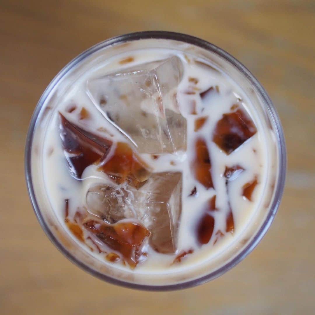 THE LOCAL ＊GoodCoffee運営店舗さんのインスタグラム写真 - (THE LOCAL ＊GoodCoffee運営店舗Instagram)「. お家でコーヒーを簡単に手軽に飲みたい時って多々ありますよね。 そんな時カフェオレベースはいかがでしょうか？新宿の @allseasonscoffee で焙煎された豆を使用し作られたカフェオレベースなら、ミルクと合わせるだけで簡単に出来ちゃいます。 最初から甘さがついていますので、銭湯で飲んだあの甘い珈琲牛乳を彷彿とさせます。 . 店舗でも飲みたいというお客様が多かったので、今日からTHE LOCALのメニューに期間限定で仲間入り。(好評ならメニューに加わるかも。) ちょっと試してからカフェオレベースを買いたいと思う方はぜひまずはドリンク注文を。 +60円でコーヒーゼリーのオプションできますのでそれもぜひ♡ . THELOCAL 〒150-0002 東京都渋谷区渋谷２丁目１０−１５﻿﻿﻿﻿﻿ 定休日/なし 営業時間↓ 平日/9:00-17:00  土、日、祝日/11:00〜19:00 . #thelocalcoffeestand #thelocal #tokyocafe#tokyocoffee#tokyocoffeefestival#shibuyacafe#aoyamacafe#omotesandocafe#coffee#blackcoffee#dripcoffee#coffeebeanes#コーヒー#コーヒースタンド#コーヒータイム#コーヒーブレイク#東京カフェ#東京コーヒー#カフェ巡り#カフェ好き#カフェ巡り#渋谷カフェ#青山カフェ#表参道カフェ#珈琲#お家時間#お取り寄せ#期間限定 #ギフト #アパレル #tシャツ」8月13日 8時52分 - thelocaltokyo