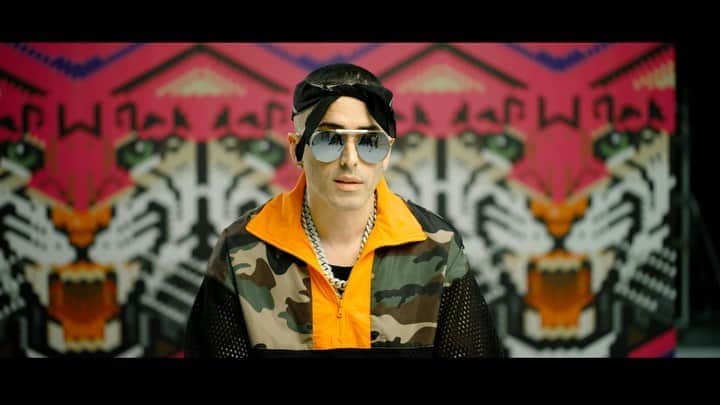 ヤンデルのインスタグラム：「Disponible en mi canal de Youtube el Track by Track de #QuienContraMiParte2 Ahi podrás ver todo el proceso de mi nuevo disco. #QCM2 #TrackByTrack #Yandel @yentertainmentmusic  @elasticpeople」