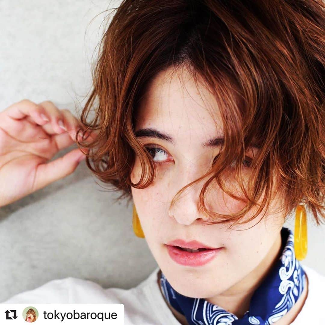 THROW 【スロウ】さんのインスタグラム写真 - (THROW 【スロウ】Instagram)「#Repost @tokyobaroque with @make_repost ・・・ 【BAROQUE TOKYO】 ショートヘアに似合うthrowカラー💕  ☑︎International hair salon in Tokyo ☑︎ Specialize Original Straightening ☑︎ Strong in Balayage highlights ☑︎English Speaking hair stylist is available ———————————————————- ◎ロンドンで大人気のヘアサロンBAROQUE Hair が表参道に上陸！◎ ☑︎大人の上質ヘアサロン ☑︎オリジナル髪質改善トリートメント ☑︎国内外で活躍するインターナショナルヘアスタイリスト在籍 ———————————————————- Baroque hair では、ライフスタイルや骨格、髪質、クセなど一人ひとりのお客様に合わせたオーダーメイドデザインが大人気のヘアサロン。 　またオリジナルバロック縮毛矯正やサイエンスアクアトリートメントなど、クセ、ダメージ、パサつきなど気になる方に最適なサービスを提供しております。 また海外のトレンドをいち早く取り入れた外国人風カラーはたくさんの国内外のお客様から高評価頂いております！ 表参道にある大人の上質ヘアサロン【Baroque Tokyo】で皆様のご来店を心よりお待ちしております。 ———————————————————————- #東京 #六本木  #表参道 #渋谷 #原宿  #スロウカラー  #throwcolor  #マージカラー  #外国人風白髪染め  #ショートヘアー  #ハンサムショート女子  #ショートヘア  #ショートカット  #ショート女子  #ショートパーマ  #ショートボブ  #ショートヘアアレンジ  #ショートボブパーマ  #マニッシュショート  #tokyolife  #tokyolifestyle  #tokyo🇯🇵  #tokyohairstylist  #jeniferlawrence #tokyohairdresser  #roppongi  #omotesando  #shibuya #hairsalonintokyo」8月13日 9時02分 - throwcolor