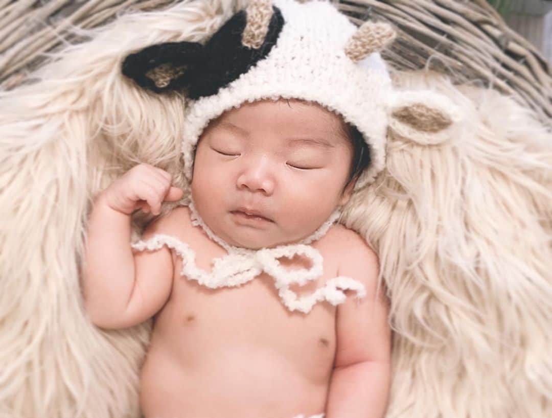 さっぴちゃんのインスタグラム：「... ... 𝑛𝑒𝑤 𝑏𝑜𝑟𝑛 𝑝ℎ𝑜𝑡𝑜 ❥ ... ... . . ニューボーンフォト👶🏼🖤 と言っても3週間経ってたし、少し大きめに 産まれたので、ニューボーンフォトにしては どっしりと若干大きい僕ちんです( ˘ ³˘)♡(笑) . 実はこれ、セルフで撮った物なのです☺️❤︎❤︎ . @flower_newborn 様でレンタルさせて頂きました⑅◡̈* 撮影用の装飾も小物も衣装も全部レンタルできて お家で好きな時に撮れちゃう🥺♡ . 記念に残したいのにコロナの流行で撮影に行けない、 出張も頼みづらくて悩んでいるママさん達が 多いと思いますが、そんな今の時期にも ぴったりのサービスすぎてありがたや〜🙌❤︎ . そもそもわたしのような、自分のペースで 写真を撮りたいマイペースな性格にも ぴったりすぎてあかりの時にもやりたかった...😭𓂂 . 難しそうに感じてたけど、事前に注意事項や 撮り方のコツを詳しくまとめてあるデータを 送ってくださって、これがめちゃめちゃ 分かりやすくて安心して撮れました🥺♡♡♡ . 他にも沢山撮ったのでまた載せます〜👶🏼🖤 . . ………………………………(♡)……………………………… .」