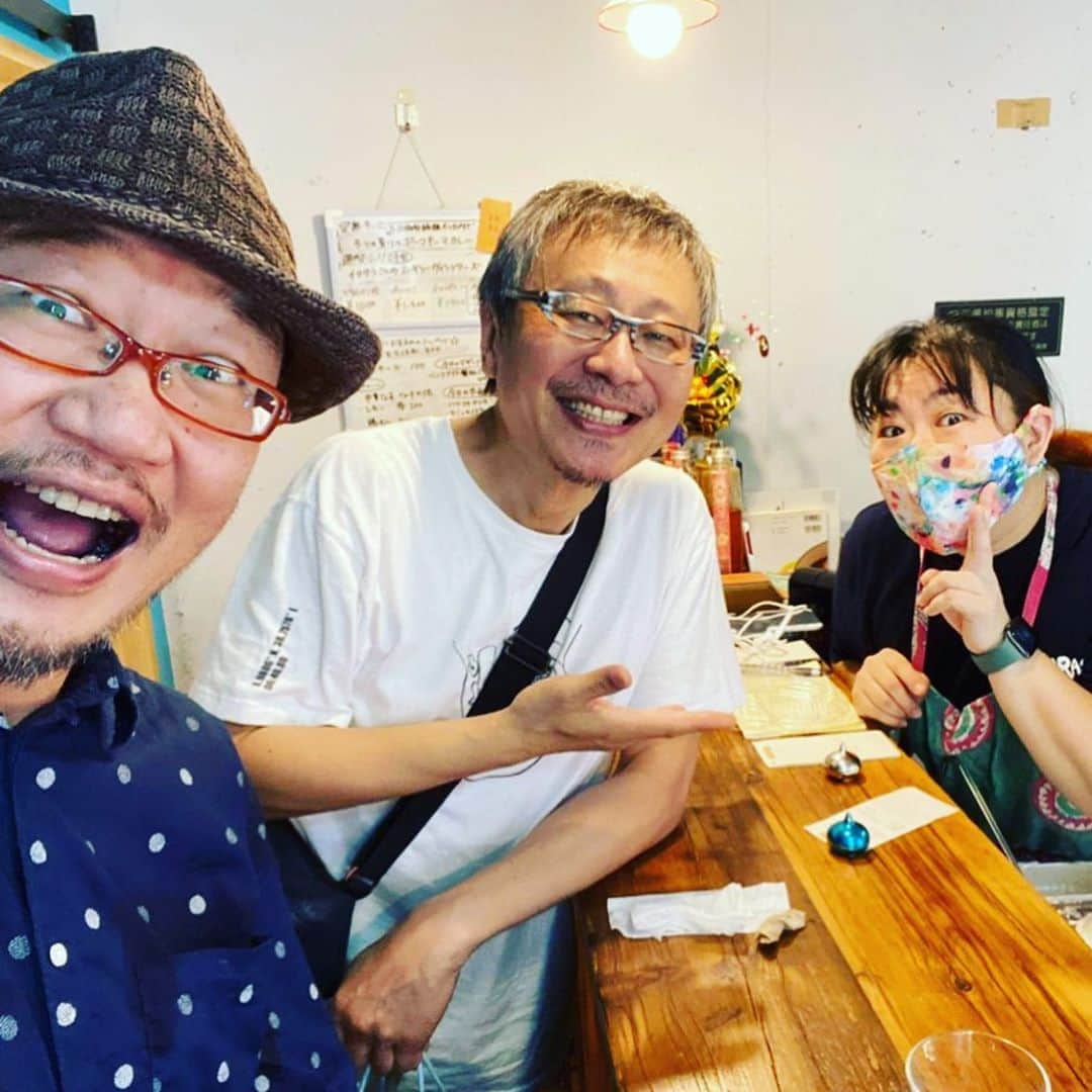 松尾貴史さんのインスタグラム写真 - (松尾貴史Instagram)「東新宿「サンラサー」で、カレー・フードライターの飯塚敦さんと待ち合わせしてランチを。 荻窪の「吉田カレー」以来、おそらく半年ぶりかなぁ。 こちらのピンポイントでの時間指定でわがままを言いました。  三つの薫りのポークキーマに、もう一つ、透明なグラスに入っているビシソワーズにカラピンチャの素揚げが乗っている。下にはラタトィユ風の咖哩が沈んで二層に。 「イタクラさんのスパイシーヴィシソワーズ」。  ノンアルコールのサングリアも美味かったです。  #サンラサー #संरसा」8月13日 9時07分 - kitsch.matsuo