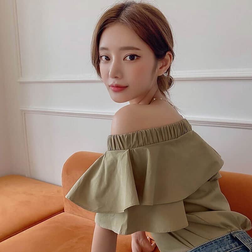Chuuのインスタグラム：「오프숄더로 입어도 예쁘고, 어깨라인 감싸줘도 넘예쁜 프릴 블라우스가 업뎃되었어요!✨」