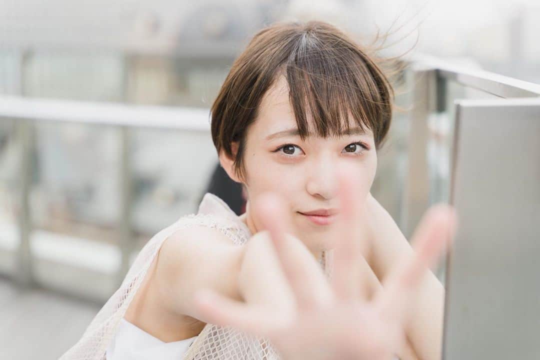 のインスタグラム：「おはようございます🌞  暑すぎる！朝からクーラー生活の日々が続いています😂  こんな時は冷たいあれが食べたくなる！！！  そう！！！  かき氷🍧🍧🍧🍧🍧  かき氷でも食べに行こうかな🤔  ちなみに私はマンゴー味が1番すき！ みなさんは何味派ーーー？  やっぱり人気はブルーハワイ？？ あと練乳たっぷりかけるのがすき✌️✌️  やっぱり暑い時は冷たい食べ物食べて乗り越えるしかないよね〜！  みなさん熱中症には気をつけてね😊  あ！この写真ももちろんいとけんさん撮影だよ！！ なんか風とか吹いてて少し涼しげじゃない？？  それでは、またね👋  #ミス東洋　#ミスコン　#ショートヘア　#ショートカット　#ミニボブ #instagram #instalike #instagood  #ファッション #コスメ #コスメ好きさんと繋がりたい  #ootd #今日のコーデ #透明感 #SnowMan #すの担さんと繋がりたい #じゃにおたさんと繋がりたい #いいね　#面白くなりたい　#世界一面白いミス #カメラ」