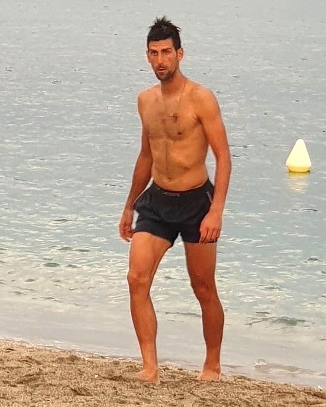 Just Jaredさんのインスタグラム写真 - (Just JaredInstagram)「@djokernole (Novak Djokovic) gets in a training session at the beach in Spain. #novakdjokovic  Photo: Backgrid」8月13日 9時20分 - justjared