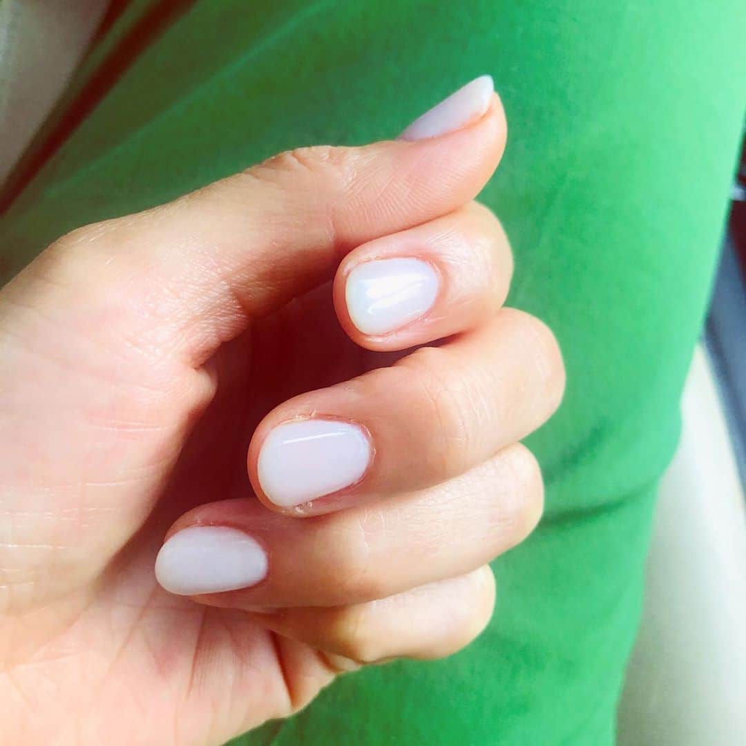 大桑マイミのインスタグラム：「爽やかなシアwhite にnailチェンジ。足元はマットめなwhite . マツエクはキュウイン♪と　ナチュラルカーブ。 汗やらマスクやらで化粧をしたくなくても目元は楽に華やかに。　 @salonbdaikanyama  今日の撮影はご近所なので 歩きやすいREEFのビーチサンダル。 華奢なのに優秀。フカフカ足の裏の馴染みがよい。 @azulbymoussy_official」