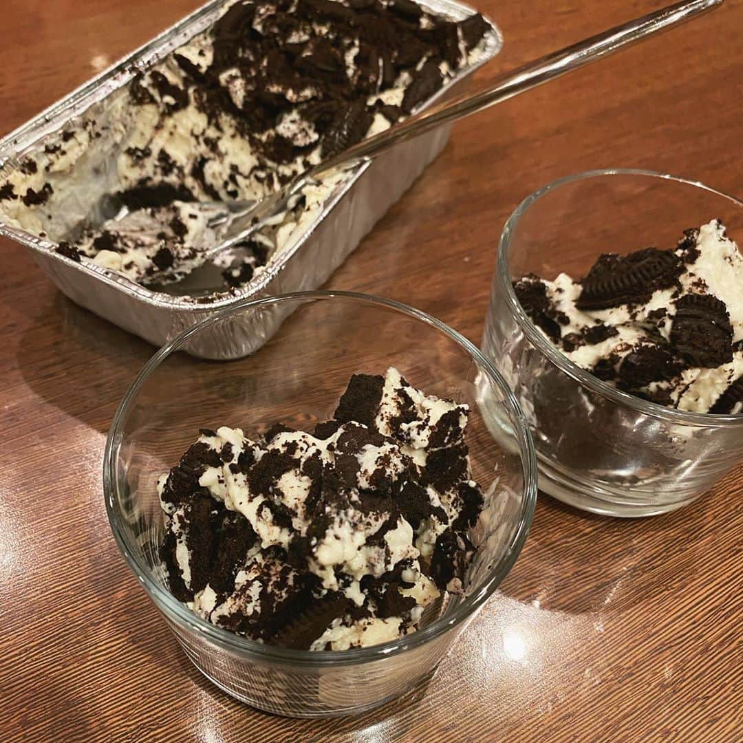 畑野ひろ子のインスタグラム：「長女のオレオチーズケーキパート2😋 前回、生クリームを入れ忘れてしまったと後で気づいたらしい😂 生クリーム無しでも凄く美味しかったけど、本人的にリベンジしたいという事でもう一度。生クリームが入るととってもクリーミー❤️ 火も使わずに出来るのも安心👍 #おやつ作り #デザート #オレオチーズケーキ」