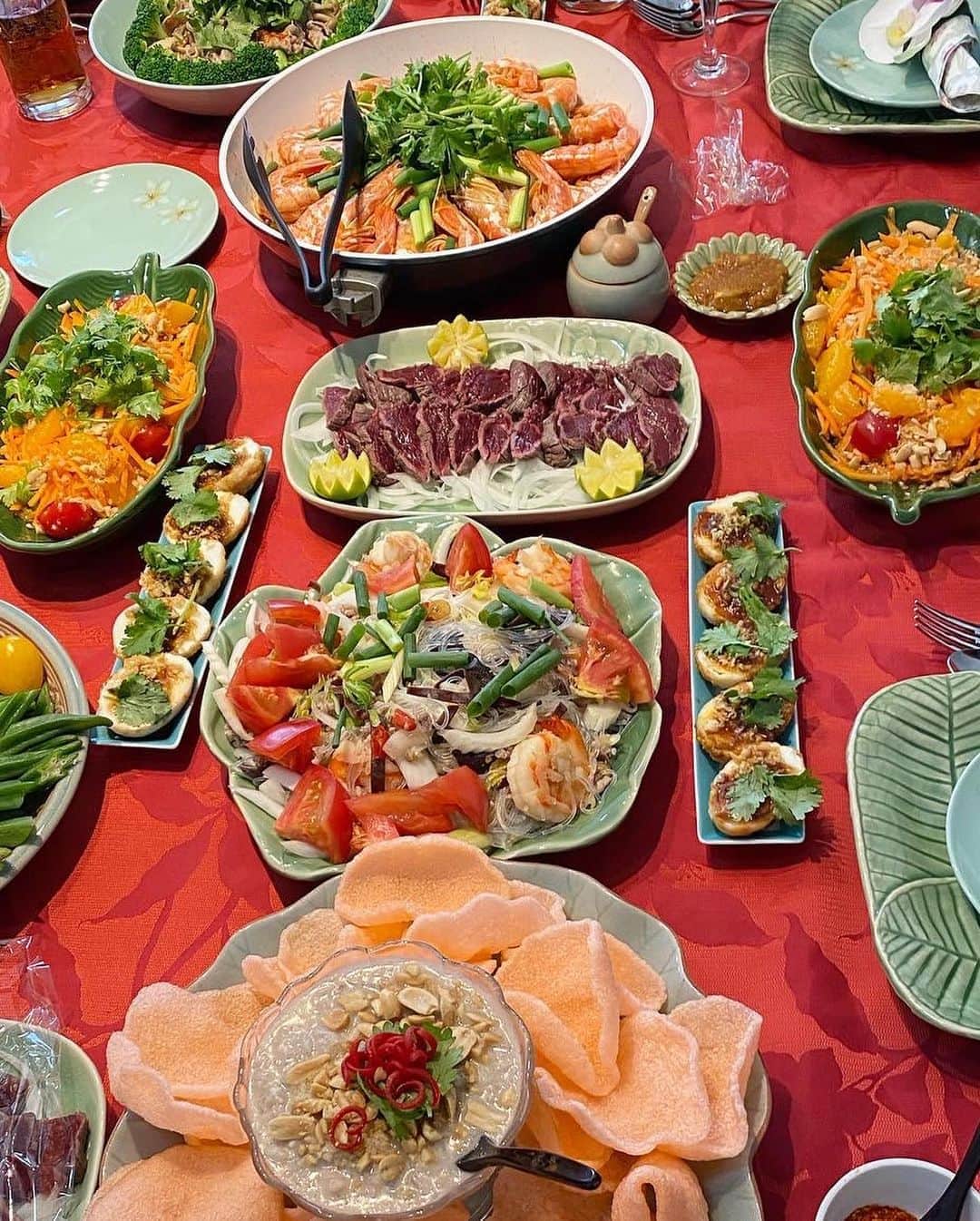 イトウジュン（タイ料理研究家）さんのインスタグラム写真 - (イトウジュン（タイ料理研究家）Instagram)「今日は食に通じるメンバーで集まって タイ料理でバースデーをお祝いしました🥂 お誕生日おめでとう🎉 #バースデーガール　#国民的美魔女コンテスト #グランプリ  の　@junjun.rawbeauty ちゃんが　#コンブチヤ 持ってきてくれたよ #米粉　のケーキと　#シャインマスカット よゼリーは.  とく子さんが作ってきてくれたよー😍✨  〜本日のメニュー〜 ★海老のキャセロール( #クンオプウンセン ) ★ブロッコリーと豚肉の和え物 ★#馬肉のタタキ　ビューティタイソース馬肉用 2種類 ★にんじんとみかんのソムタム ★野菜スティック万能ソースディップ ★ココナッツディップ ★えびせん ★揚げ卵のタマリンドソース ★ヤムウンセン ★グリーンカレー(ペーストから手作り)  #タイ料理  #おもてなし料理  #バースデー女子会  #ビューティタイ料理 #タイ料理研究家イトウジュン  #グリーンカレー #オーガニック #グルテンフリー #白砂糖不使用 #ホムパ #女子会  #エスニック料理 #食べるほどに美しく #ソムタム #季節のメニュー  #旬の食材 #お料理教室  #大人の習い事  #腸内環境 #発酵食品   #パーティー料理  #ビューティタイ料理」8月13日 9時35分 - junito.13