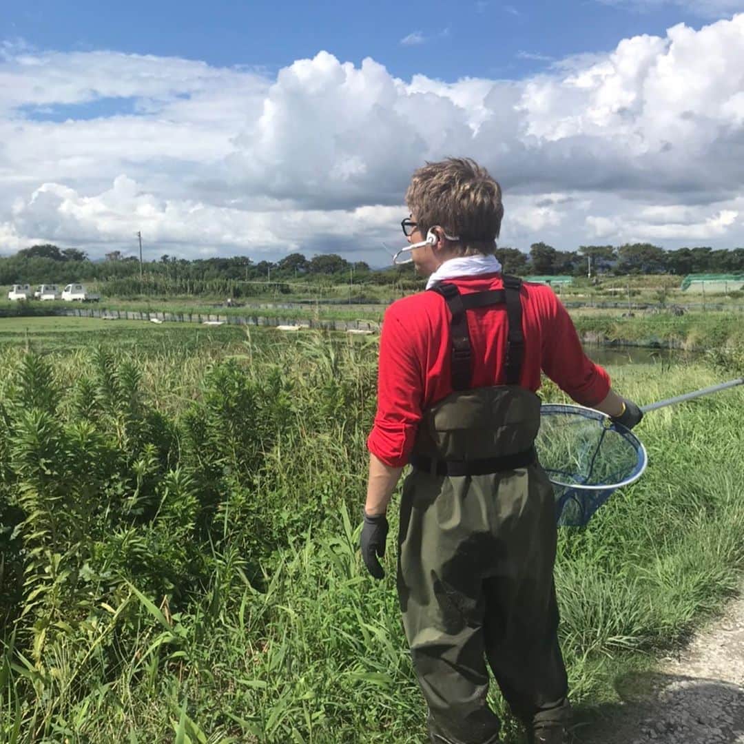 田村淳のインスタグラム：「池の水抜いてます… 身体の水分も抜けてます…」