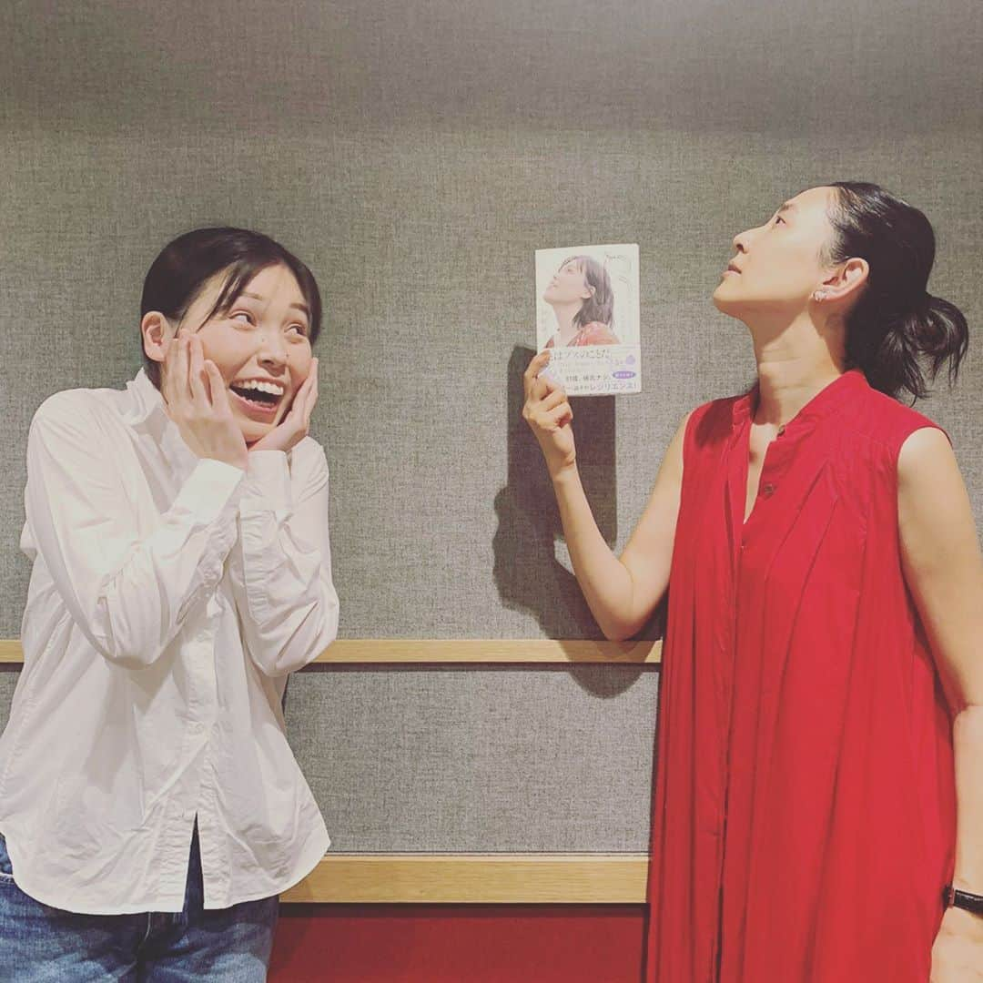 浜島直子さんのインスタグラム写真 - (浜島直子Instagram)「『TOKYO GAS Curious HAMAJI』 今週と来週のゲストは、お笑いコンビ、尼神インターの誠子ちゃん❣️ はい、もう、誠子ちゃんと呼ばせてください。 いやー、本当にチャーミングで可愛らしくて、収録中何度もギュッとハグしたい衝動に駆られました🙈 ・ んが！しかし！！ その誠子ちゃんが書いたエッセイ本のタイトルが『B あなたのおかげで今の私があります』(KADOKAWA)。 なんと「B」とは、「ブス」のことなんだそう🤩 ・ ひと足お先に読ませていただきましたが(9月28日発売です)、本当に、本当に面白かった。 誠子ちゃんが自分の「B」に気がついた時のこと、双子の美人姉妹との関係、いつでも愛情深いご両親、そして「B」だからこそ、居場所を見つけることができたお笑い芸人という世界。 ・ 読み進めていくうちに「あれ？これ、私かな？私のことかな？」と何度も頷き、時にはジーンと目頭を熱くしました。 顔の造形のことだけではない、実は深い「B」のハナシ。 ぜひみなさんに読んでもらいたいなぁ✨ ・ 尼神インター誠子ちゃんがゲストの放送回は、9月12日、19日の土曜日。全2回。 bayfmで午前11時から。radikoで全国聴けますのでお時間ありましたらぜひよろしくお願いいたします😊 ・ #東京ガス #bayfm #キュリオスハマジ #尼神インター #尼神インター誠子　ちゃん #Bあなたのおかげで今の私があります #最後の写真は #誠子の尻トレ🍑❤️ #幸せいこ💕」9月11日 14時06分 - hamaji_0912