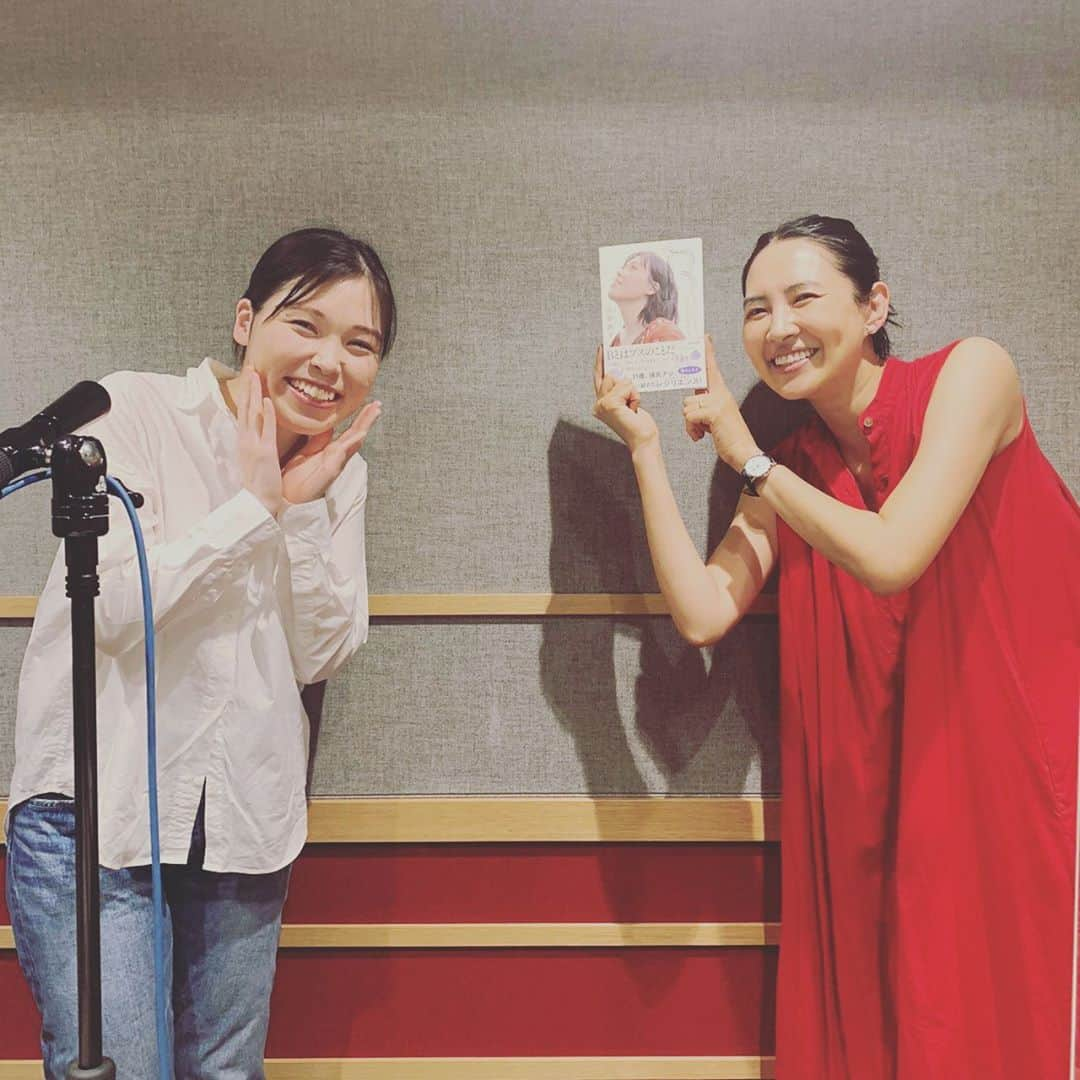 浜島直子さんのインスタグラム写真 - (浜島直子Instagram)「『TOKYO GAS Curious HAMAJI』 今週と来週のゲストは、お笑いコンビ、尼神インターの誠子ちゃん❣️ はい、もう、誠子ちゃんと呼ばせてください。 いやー、本当にチャーミングで可愛らしくて、収録中何度もギュッとハグしたい衝動に駆られました🙈 ・ んが！しかし！！ その誠子ちゃんが書いたエッセイ本のタイトルが『B あなたのおかげで今の私があります』(KADOKAWA)。 なんと「B」とは、「ブス」のことなんだそう🤩 ・ ひと足お先に読ませていただきましたが(9月28日発売です)、本当に、本当に面白かった。 誠子ちゃんが自分の「B」に気がついた時のこと、双子の美人姉妹との関係、いつでも愛情深いご両親、そして「B」だからこそ、居場所を見つけることができたお笑い芸人という世界。 ・ 読み進めていくうちに「あれ？これ、私かな？私のことかな？」と何度も頷き、時にはジーンと目頭を熱くしました。 顔の造形のことだけではない、実は深い「B」のハナシ。 ぜひみなさんに読んでもらいたいなぁ✨ ・ 尼神インター誠子ちゃんがゲストの放送回は、9月12日、19日の土曜日。全2回。 bayfmで午前11時から。radikoで全国聴けますのでお時間ありましたらぜひよろしくお願いいたします😊 ・ #東京ガス #bayfm #キュリオスハマジ #尼神インター #尼神インター誠子　ちゃん #Bあなたのおかげで今の私があります #最後の写真は #誠子の尻トレ🍑❤️ #幸せいこ💕」9月11日 14時06分 - hamaji_0912