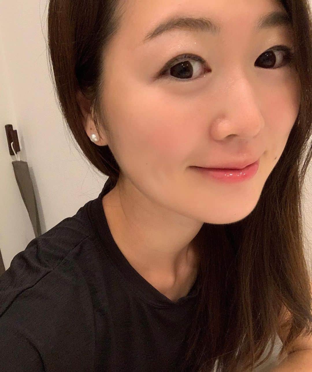 花田浩菜さんのインスタグラム写真 - (花田浩菜Instagram)「お肌も体も自分でのケアに時間が取れなさすぎてボロボロな最近だったので、、😂 少し前にプロに駆け込み。🙇‍♀️ . . #美肌 と#小顔 になりたくて気になっていた#HIFU をもとび美容外科クリニックさん（ @motobiclinic ）にお願いさせて頂きました👩 ハイフ、ずーっと気になってはいたのですが初めてで。 痛いってきいたこともあったので、痛いのかな？💦って少し心配したものの、初めての方には出力も調整して痛みの確認などもとても丁寧にしてくださりながら、私はほとんど痛みも感じることなくあっという間に終わり施術後すぐに少しシュッとした気がします✨ 肌の調子も良くなってきた気がするし、 時間をかけて数週間後に効果もまた出でくるみたいなので、楽しみ😍 やはり肌やお顔の調子がいつもより良い！と思えると鏡を見て気分が下がることなく凄く前向きになるし、困った時にはプロに駆け込みが正解だと改めて思いました🙇‍♀️❤️ . . #ママ美容 #美容好きな人と繋がりたい #フェイスケア 　#小顔 #美肌　#もとび #もとび美容外科クリニック #美肌治療 #おすすめ　#美容皮膚科　#美容外科　#HIFU　#ハイフ　#スマートソニック　#顔やせ　#たるみ #新宿 #l4l #happy #happydays」9月11日 12時42分 - hanadahirona