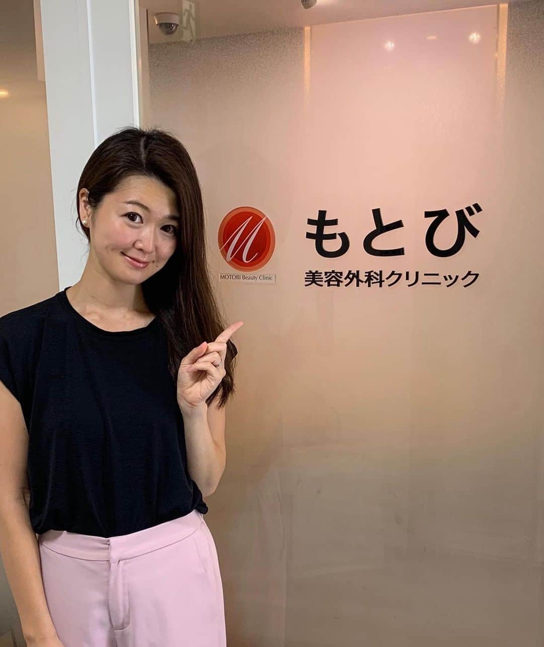花田浩菜さんのインスタグラム写真 - (花田浩菜Instagram)「お肌も体も自分でのケアに時間が取れなさすぎてボロボロな最近だったので、、😂 少し前にプロに駆け込み。🙇‍♀️ . . #美肌 と#小顔 になりたくて気になっていた#HIFU をもとび美容外科クリニックさん（ @motobiclinic ）にお願いさせて頂きました👩 ハイフ、ずーっと気になってはいたのですが初めてで。 痛いってきいたこともあったので、痛いのかな？💦って少し心配したものの、初めての方には出力も調整して痛みの確認などもとても丁寧にしてくださりながら、私はほとんど痛みも感じることなくあっという間に終わり施術後すぐに少しシュッとした気がします✨ 肌の調子も良くなってきた気がするし、 時間をかけて数週間後に効果もまた出でくるみたいなので、楽しみ😍 やはり肌やお顔の調子がいつもより良い！と思えると鏡を見て気分が下がることなく凄く前向きになるし、困った時にはプロに駆け込みが正解だと改めて思いました🙇‍♀️❤️ . . #ママ美容 #美容好きな人と繋がりたい #フェイスケア 　#小顔 #美肌　#もとび #もとび美容外科クリニック #美肌治療 #おすすめ　#美容皮膚科　#美容外科　#HIFU　#ハイフ　#スマートソニック　#顔やせ　#たるみ #新宿 #l4l #happy #happydays」9月11日 12時42分 - hanadahirona