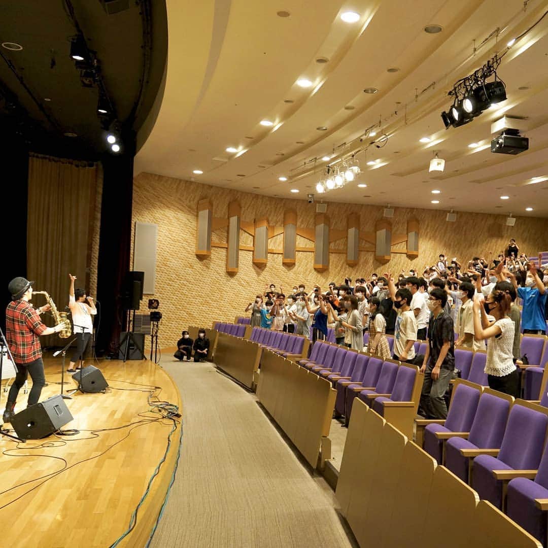 日本工学院さんのインスタグラム写真 - (日本工学院Instagram)「先日、芸能界デビューを目指す学生に向けて、著名タレントを招いた特別講義を実施しました❗ 写真は、講義終盤の音楽セッションで、みんな一緒にスクワットしながら、音楽を楽しんでいるときの一コマです😂😂😂 . . 「#日本工学院」をチェック！！ 学生が投稿したリアルな日常風景を見ることができますよ！ . . #nihonkogakuin #専門学校 #日本工学院八王子専門学校 #日本工学院専門学校 #教職員投稿写真 #声優演劇科 #若きつくりびと #芝居 #演劇 #舞台 #ミュージカル #劇団 #お芝居 #演技 #演劇好き #芝居好き #演技が好き #アオハル #あおはる #声優 #役者 #俳優 #女優 #舞台女優 #役者志望 #声優志望 #声優の卵 #筋肉体操 #筋肉は裏切らない」9月11日 12時42分 - nihonkogakuin
