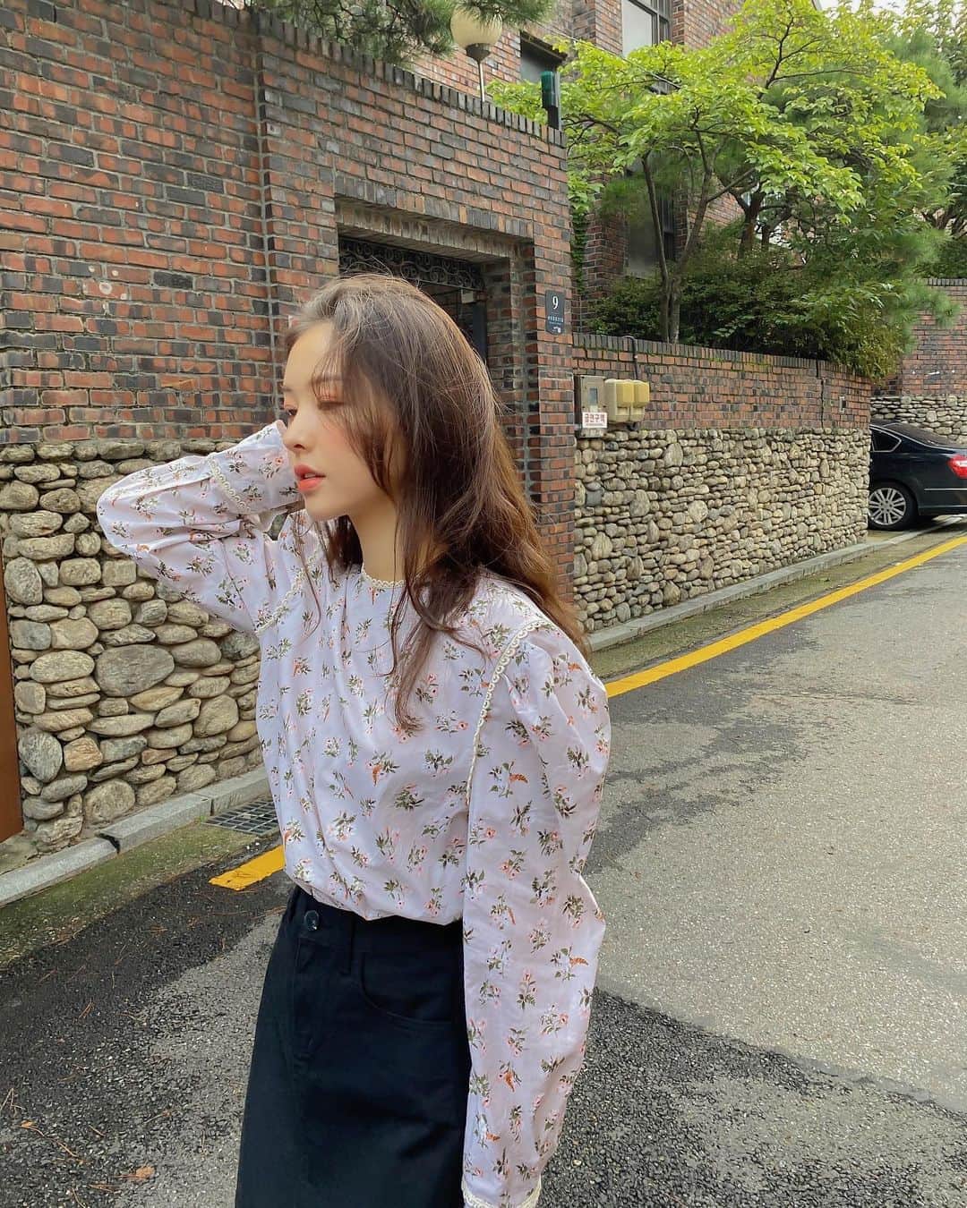 Chuuのインスタグラム：「CHUU 2020 F/W open  아방한 퍼프 디테일이 돋보이는 플라워패턴의 블라우스🌷  이 블라우스는 보자마자 우리 츄멤님들의 것이라는 생각이 들었던 상품이에요  코디된 베이직한 A라인 스커트는 물론이고 데님이나 슬랙스에도 잘 어울리는  포인트 블라우스🌿  모델은 베이지 컬러 착용했어요✨」