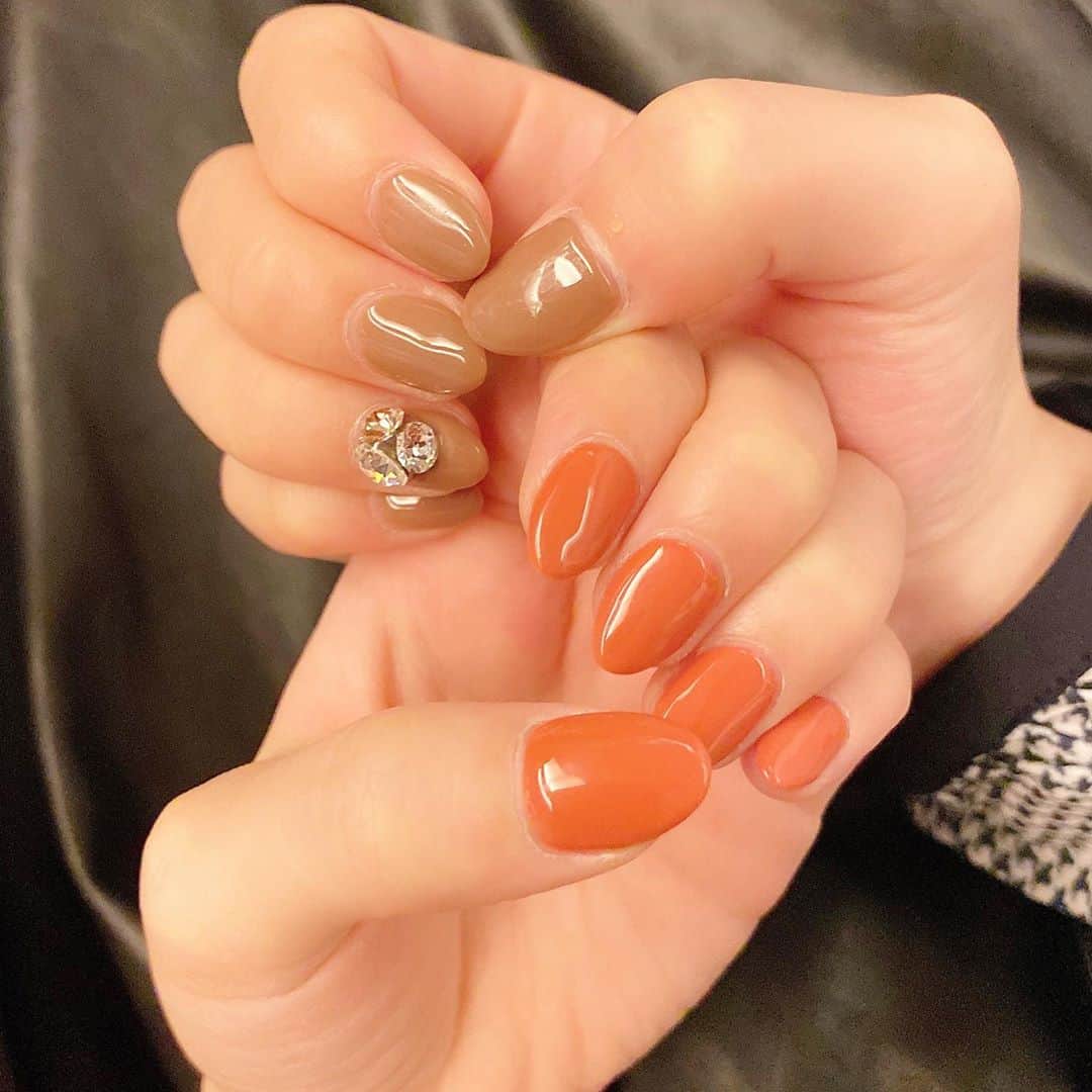 のインスタグラム：「親指に明太子ついてる…笑  #new #nail #nails #handnail #handnails #9月 #ネイル #💅 #ワンカラー #単色 #色違い #vカットストーン #キラキラ #きらきら #かわいい #可愛い #うまく色味が出ない #けど #シンプル #好み #いい感じ #ネイルケア #ハンド #ハンドケア #ジェル #アラサー #美容 #ファッション #お洒落 #大好き」