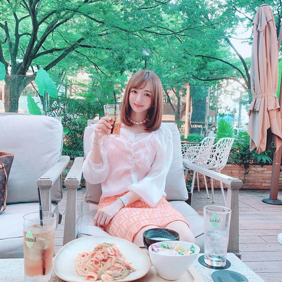 ゆうたむさんのインスタグラム写真 - (ゆうたむInstagram)「🍃🍃🍃 . . . お気に入りカフェ☕️🍃 . . . 少しずつ涼しくなってきたかなー？🍃🍃 . . . . @salon.de.la.beaute0_0  の小顔矯正と、整体に行ってきたよー✨ . 小顔矯正は通い続けてるんだけど 整体もめちゃめちゃ効くからおすすめです！ . 骨盤と肋骨(今年はかなり肋骨引き締めに注目してたなぁ😂) パッカーン開いてるの、閉じてくれます🥺✨✨ いつもありがとうございます♪ . . . . #cordinate onepiece: @fendi  tops : @unemansion  necklace : @beautifulsail_official  . . . . #salondelabeaute  #小顔矯正 #骨盤矯正 #肋骨締め  #カフェ　#cafe #表参道カフェ  #cafezelkova  #ootd #fashion #fendi #unemansion  #ゆうたむの美容メモ📝  #ゆうたむのグルメメモ📝」9月11日 12時52分 - yuutamu_non