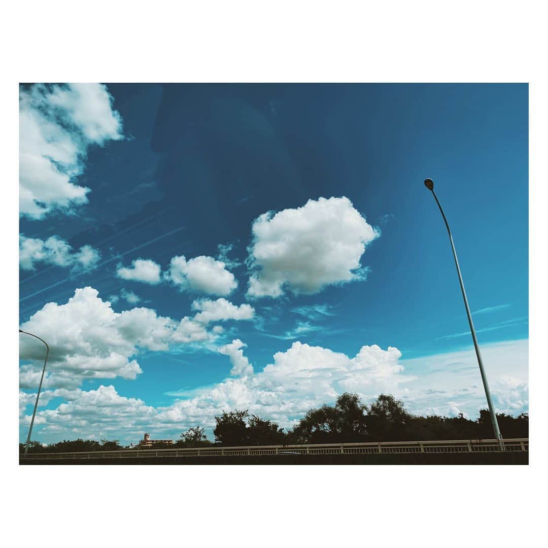 柏木作夢さんのインスタグラム写真 - (柏木作夢Instagram)「凄い青空。  まるでマンガに出てきそうなタッチ。  TV収録の現場を終えて、CM撮影に向かっています。  夏じゃないのに夏みたい。  #tokyo #sky #bluesky」9月11日 12時53分 - samukashiwagi
