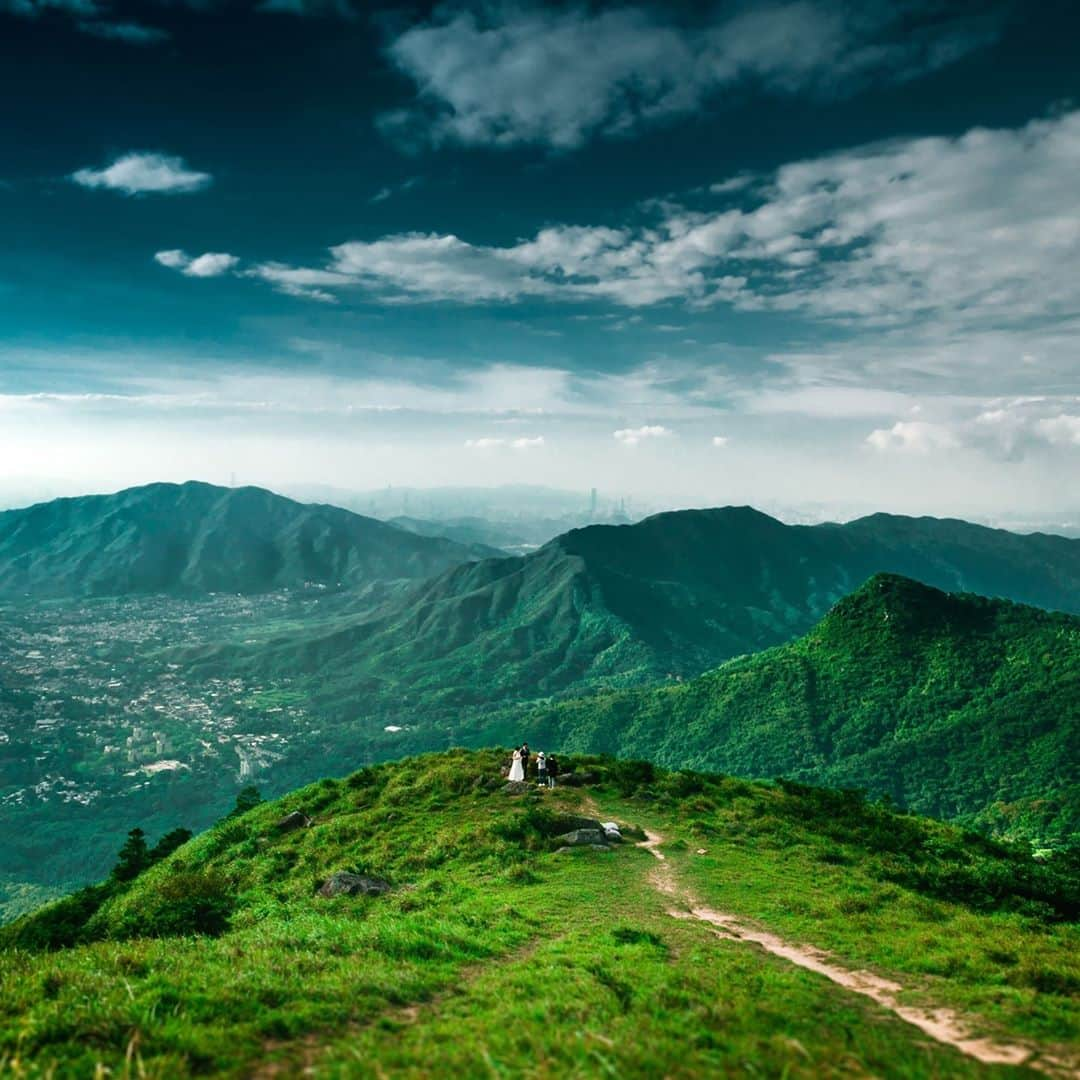 Discover Hong Kongさんのインスタグラム写真 - (Discover Hong KongInstagram)「Let the deep greens and blues enfold you 💚💙 喺大帽山居高臨下，冇諗過會係咁壯觀！  #DiscoverHongKong」9月11日 13時00分 - discoverhongkong