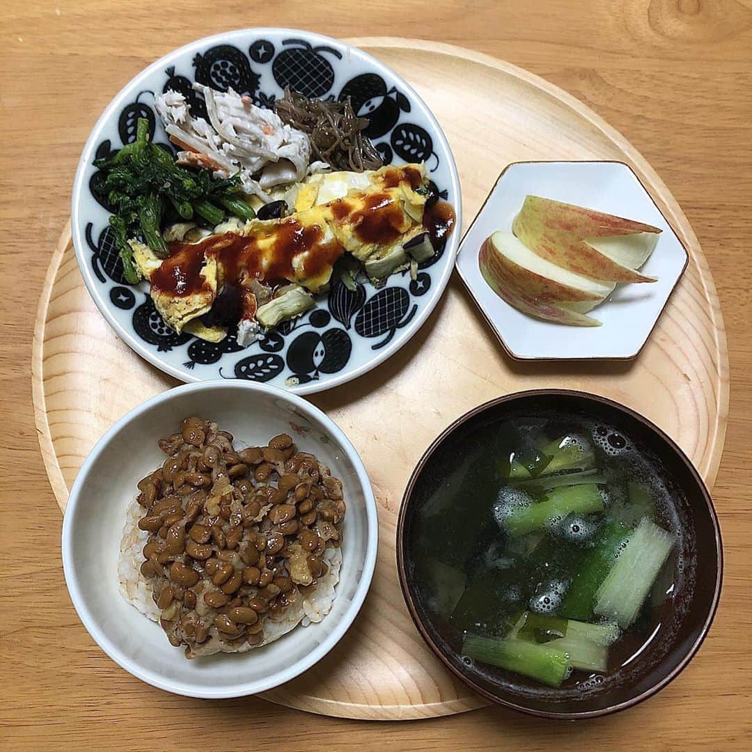 みのり(26)＠東京 ダイエットのインスタグラム：「朝と昼ごはん . . ごはん　120g 長ネギの味噌汁 納豆 無限えのき 野菜入りオムレツ🍳 ツナごぼうサラダ 菜花の辛子和え りんご🍎🐰 . . オムレツというか、 スクランブルエッグとかいうか トマトケチャップが残念な結果になった😇 . . 最近は、納豆にタレじゃなくて 味噌つけて食べるのがダイスキ❤️ . . 騙されたと思って、やってみそみそ❤️ . . ◉ライザップ公認の紹介アンバサダーです。 〜紹介特典で、お安く入会できます〜 . ▶︎全国どの店舗でもOK ▶︎カウンセリング予約前にご連絡ください . 📺RIZAP TVCM出演 🏅RIZAP BMG ファイナリスト2017.2018 . #rizap #ライザップ #ダイエット #diet #レコーディングダイエット #ダイエッター #公開ダイエット  #朝ごはん #morning #食べて痩せる #おうちごはん #糖質制限 #低糖質ダイエット #和食 #クッキングラム #自炊女子 #腸内環境 #食事管理 #栄養  #cleanmeals  #lowglycemic #玄米 #まいにちごはん部」