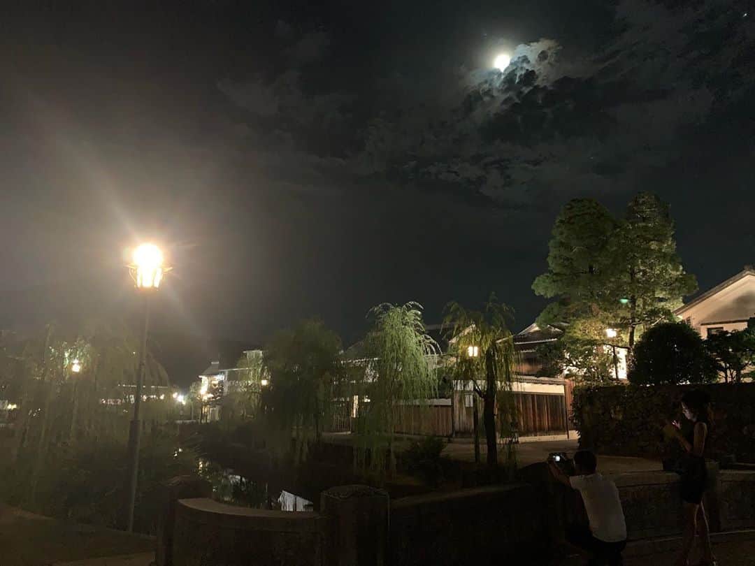 忍成修吾さんのインスタグラム写真 - (忍成修吾Instagram)「倉敷、夜の美観地区で焼き鳥を。 久しぶりに来たな~ 夜に歩いたのは初めてでしたが、綺麗ですね✨  この日の撮影では、2年前に真備町にボランティアに行った際に泊まったホテルの近くの造船所での撮影で懐かしかったです‼️」9月11日 13時18分 - shugo_oshinari