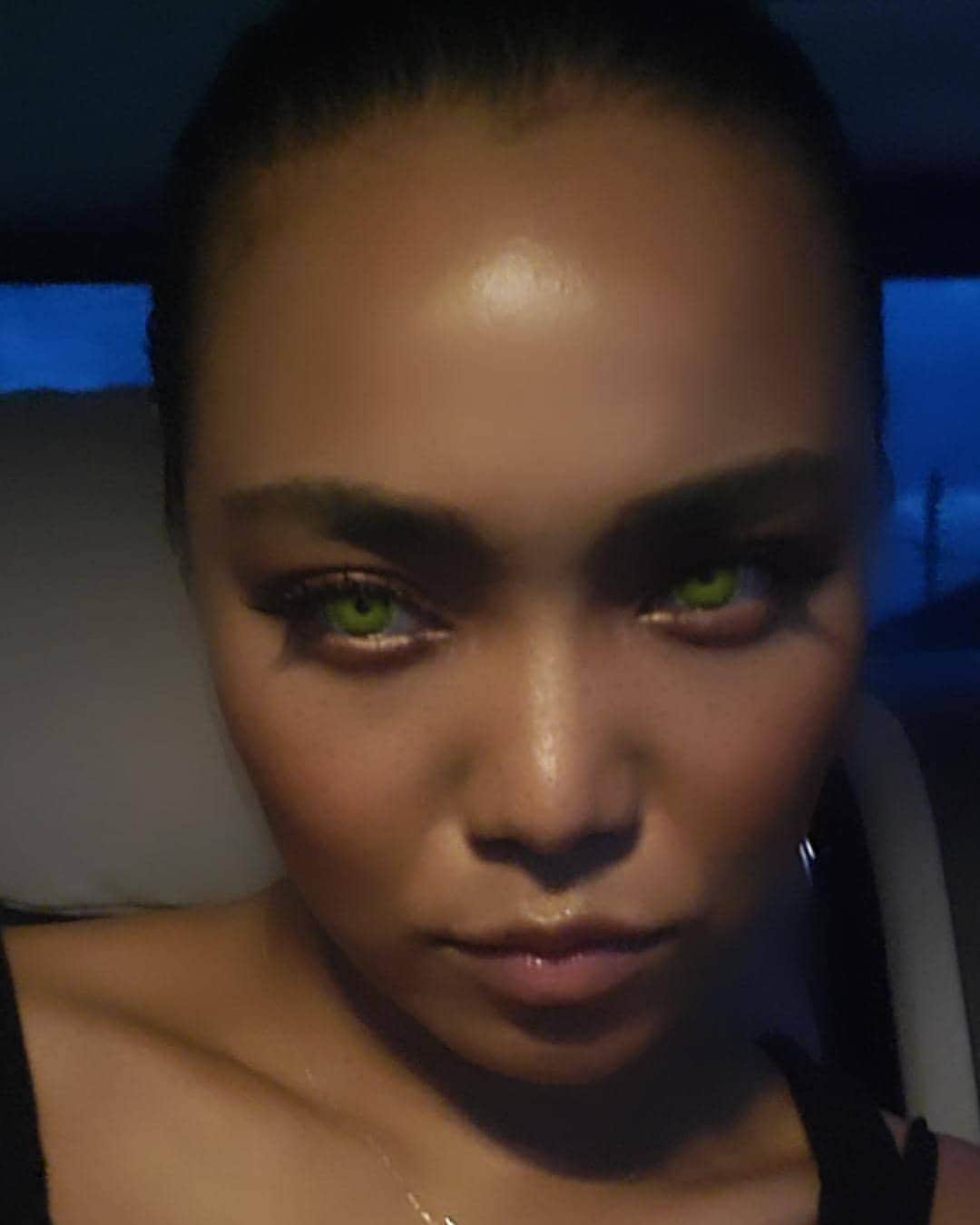 Crystal Kayのインスタグラム：「Felt cute might cause a storm later⛈️」