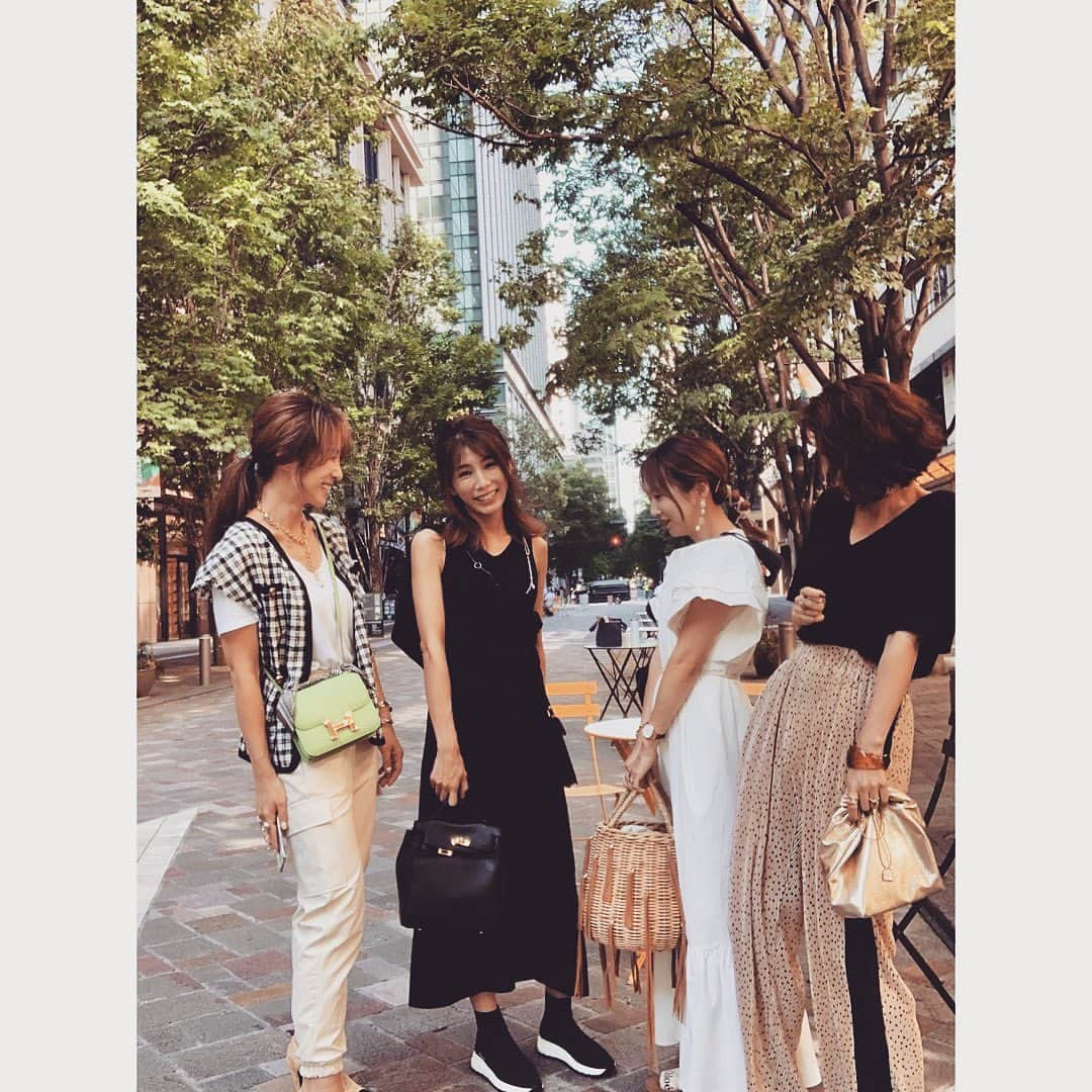 ayakoさんのインスタグラム写真 - (ayakoInstagram)「❤︎ 先日は久々の美しきママ達に @rei_make_ai  @maakkiii1144  @tomochin_1982  久々の再会❤︎❤︎❤︎ 何に驚いたかって みんな綺麗にダイエットに成功しててとにかくびっくり　 みんな美しかったわ💕 私の周りの人達ダイエット成功者だらけ👏😵😵 * * 前々から話は聞いていたけど 漢方を飲みながら 食事量を調整したようで はい、興味津々です🤚 私は日々のちょっとした ストレッチや半身浴で 体型管理していて ダイエットはしないので これは試しがいのある 中年太り炸裂中の夫に 気合いいれてやってもらおうと❗️ @jaimdangjp #空肥丸 (1ヵ月3万くらい) まだ始めたばかりで 効果は乞うご期待だけど 飲んだら食欲が抑制されるようで お腹空かないと言ってました🤔 * * ただその漢方飲む時に むせてる姿が… ぁぁ初老…感じたなぁ * * 同時に浮腫みとる コンミチャ(#空美茶)も飲んでます❗️これは私も飲んでます🤗 夫がどれだけ減量するか楽しみです🤗 LINEで相談して処方してくれますよ❣️ ❤︎ ちなみにみんな @make_ai_official の アイテム着用して集合💕」9月11日 13時23分 - ayaya315