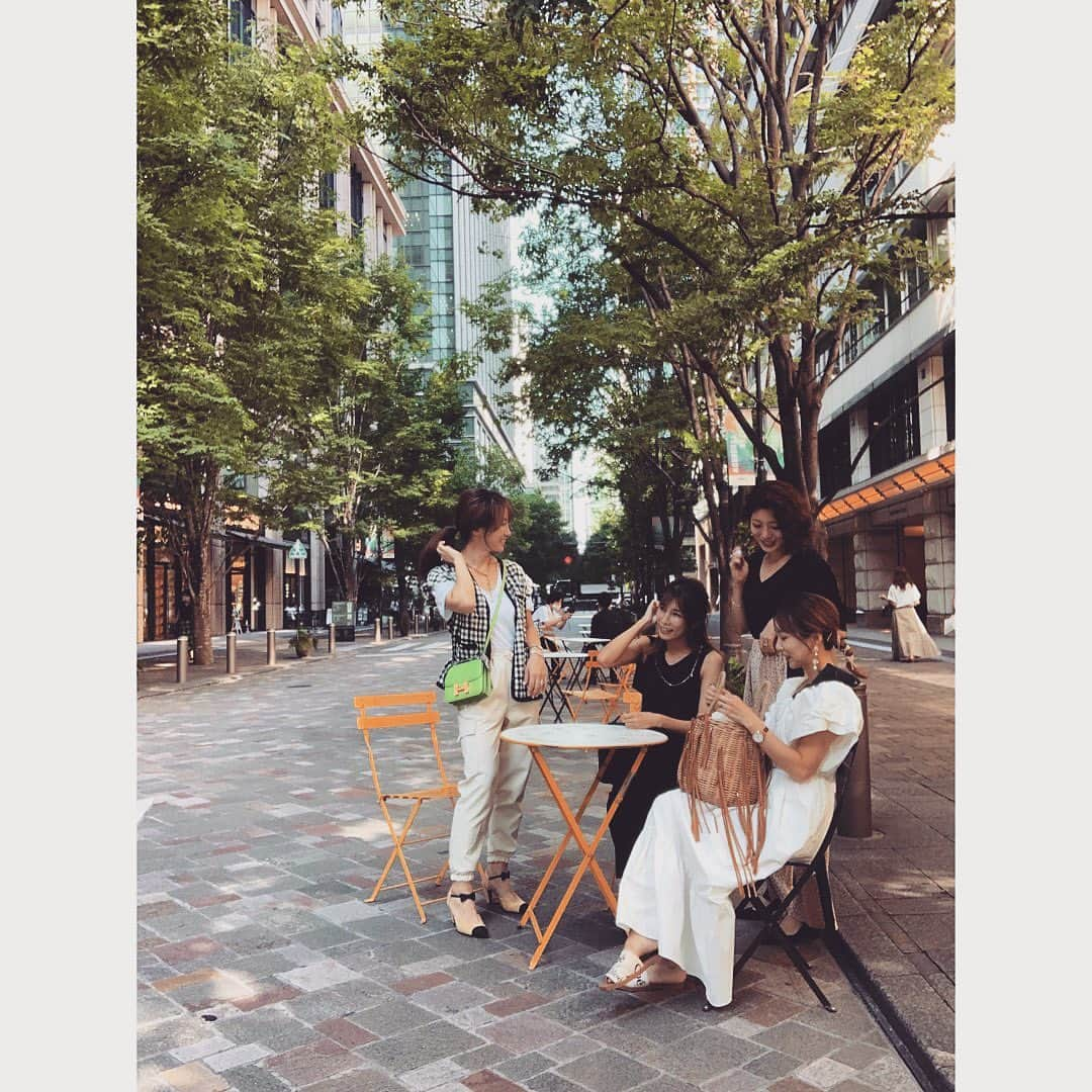 ayakoさんのインスタグラム写真 - (ayakoInstagram)「❤︎ 先日は久々の美しきママ達に @rei_make_ai  @maakkiii1144  @tomochin_1982  久々の再会❤︎❤︎❤︎ 何に驚いたかって みんな綺麗にダイエットに成功しててとにかくびっくり　 みんな美しかったわ💕 私の周りの人達ダイエット成功者だらけ👏😵😵 * * 前々から話は聞いていたけど 漢方を飲みながら 食事量を調整したようで はい、興味津々です🤚 私は日々のちょっとした ストレッチや半身浴で 体型管理していて ダイエットはしないので これは試しがいのある 中年太り炸裂中の夫に 気合いいれてやってもらおうと❗️ @jaimdangjp #空肥丸 (1ヵ月3万くらい) まだ始めたばかりで 効果は乞うご期待だけど 飲んだら食欲が抑制されるようで お腹空かないと言ってました🤔 * * ただその漢方飲む時に むせてる姿が… ぁぁ初老…感じたなぁ * * 同時に浮腫みとる コンミチャ(#空美茶)も飲んでます❗️これは私も飲んでます🤗 夫がどれだけ減量するか楽しみです🤗 LINEで相談して処方してくれますよ❣️ ❤︎ ちなみにみんな @make_ai_official の アイテム着用して集合💕」9月11日 13時23分 - ayaya315