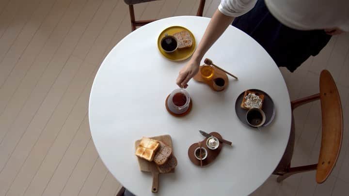 cafe_no_maのインスタグラム：「・ ・ Relaxing time in natural sunlight ・ 自然光（太陽光）が心地よいーそう感じるようになったのは、北東の方角に向いた自宅で写真を撮り始めてから。毎日撮るうちに照明との違いをリアルに感じられるようになりました（拙著『最高の暮らしを楽しむ住まいのレシピ』から抜粋） ・ 撮影や表現のこだわりについて取材していただきました。くわしくはプロフィール（ @cafe_no_ma ）からご覧ください。 ・ #coffee #coffeetime #うちカフェ #cafenomaMusicSelection ・」