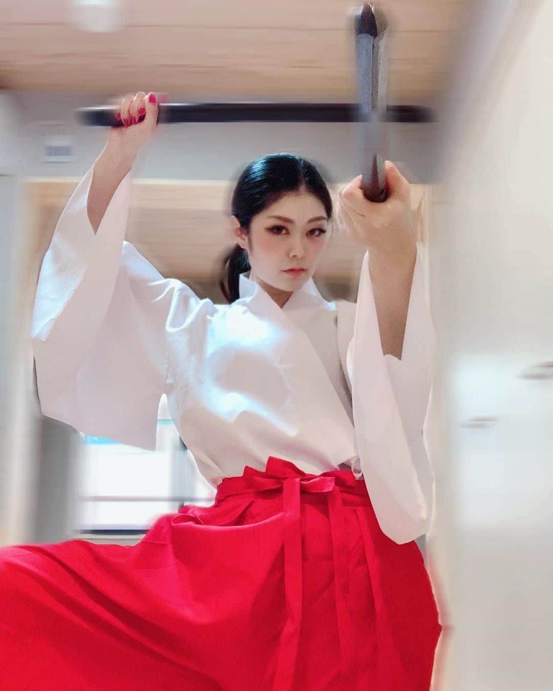のインスタグラム：「いよいよ13日✨ 靖国神社で初演舞です⛩✨ 2枚目〜は去年の写真🤳🌸 . . 私は今までお稽古してきた二刀を披露🌸✨ 神聖な場所での神様に披露する奉納演舞⚔ ドキドキですが、成功するように頑張ります‼️ . . 入場無料なので興味ある方は 是非いらしてみてください✨ 時間は12時頃〜演舞が始まります‼️ 最後は火縄銃パフォーマンスやる方等など、色んな方の和のパフォーマンスも見れるので、とっても楽しみ✨ 楽しみながら頑張ります‼️ . .  #bugaku #SamuraiArt  #サムライ #samurai #art #budo #武道 ｘ #伝統芸能 の #サムライアート  #samuraiarmor #experience #japan #tokyo #kimono #misskyoto  #japaneseculture #beauty #budo #武楽 #武楽座 #日本文化 #伝統文化 #能 #着物  #武の美 #日本 #日本の美 #二刀 #扇 #和柄」