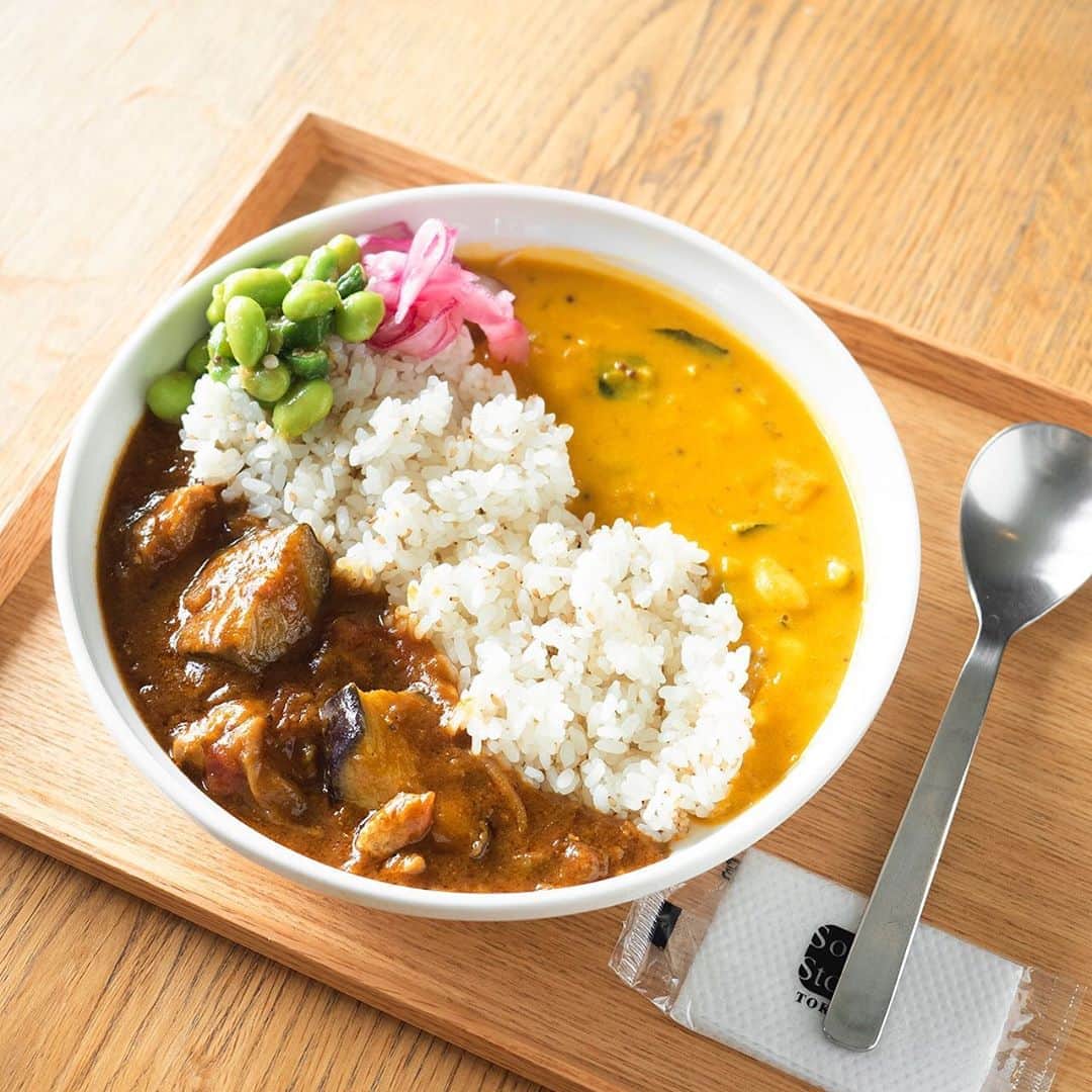 スープストックトーキョー 公式さんのインスタグラム写真 - (スープストックトーキョー 公式Instagram)「週末前の金曜日。 時間があっという間に過ぎていきますね。💭 お昼ご飯はこれから、という方も いらっしゃるかもしれません。🏃‍♂️  今週のおすすめカレーは、 「#カシューナッツのホッダ（スリランカ風ココナッツカレー）」と「#茄子と鶏肉のスパイシーカレー」です。  7月20日の「Curry Stock Tokyo」の日から、 週替わりでスペシャルなカレーを ご用意してまいりましたが、  Soup Stock Tokyo全店で「#2種がけカレー」や 「#ちいさなカレー」をお楽しみいただいけるのは、 来週9/18(金)までとなります。   お好みのカレー２種類をひとさらに。  気になっているカレーをちいさなカレーで追加して。  週替わりでご用意する数々のカレーを最後まで 存分にお楽しみください。  なお、Soup Stock Tokyoでは、オープンから 夜のクローズまで、一日を通して営業しております。 遅めのお昼ご飯や、少し遅くまで働いた仕事帰りにも。 ぜひお好きな時間にご利用ください。  #SoupStockTokyo#スープストックトーキョー #スープストック#currystocktokyo」9月11日 14時02分 - soupstocktokyo