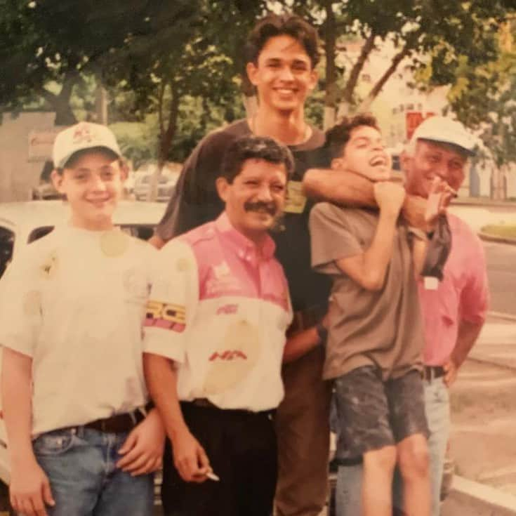 パストール・マルドナドのインスタグラム：「Donde todo comenzó! Gracias a mi hermano @gatoserenelli por la foto. Grandes recuerdos. Cuando el Karting en 🇻🇪 era una gran familia. La Vieja no podía faltar en la foto. Belandria quien fue por muchos años mi mecánico y preparador en el poderoso team Maquinas y con quien ganamos hasta decir basta 💪 además el mítico Sr Serenelli 😂  ——————————————————— #tbt #karting #f1 #venezuela #campeones #familia #serenelli #carreras #racing #historias #automovilismo #top #viejaescuela #oldschool」