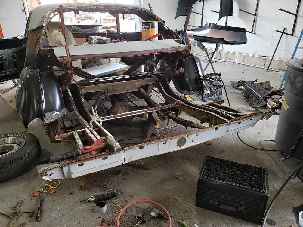 ファンクマスター・フレックスのインスタグラム：「Maria thinks this is a hunk of junk! My #68roadrunner is in progress! Lou / @sixtwelveautoworx rocking! New quarters, Trunk floor, Wheel wells and roof!!! @autometaldirect !!! Gonna paint red, 440 ( @raybartonracing ), 727 torque flight, 8 3/4 rear!!! WHAT ELSE SHOULD I DO?」