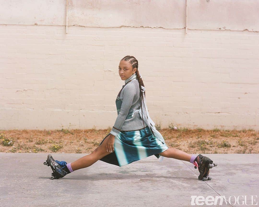 Teen Vogueさんのインスタグラム写真 - (Teen VogueInstagram)「More Black girls taking up space plz 🥰 Way before the TikTok trend, these 5 girls (and countless other Black roller-skaters) have used skating as a way to "live free, to move with pleasure, and refuse being closed in by forces intent on taming them." ❤️ Meet these 5 amazing skaters (@gr00vyquads, @kamrylorin, @justseconds, @aaliyah913 + @lilyskatesalot) and learn about the history of Black people and skating at the link in bio. #WhatIsFashionNow 📸: @carissajg ✍🏾: @tianareid 👗: @himichelleli」9月11日 5時10分 - teenvogue